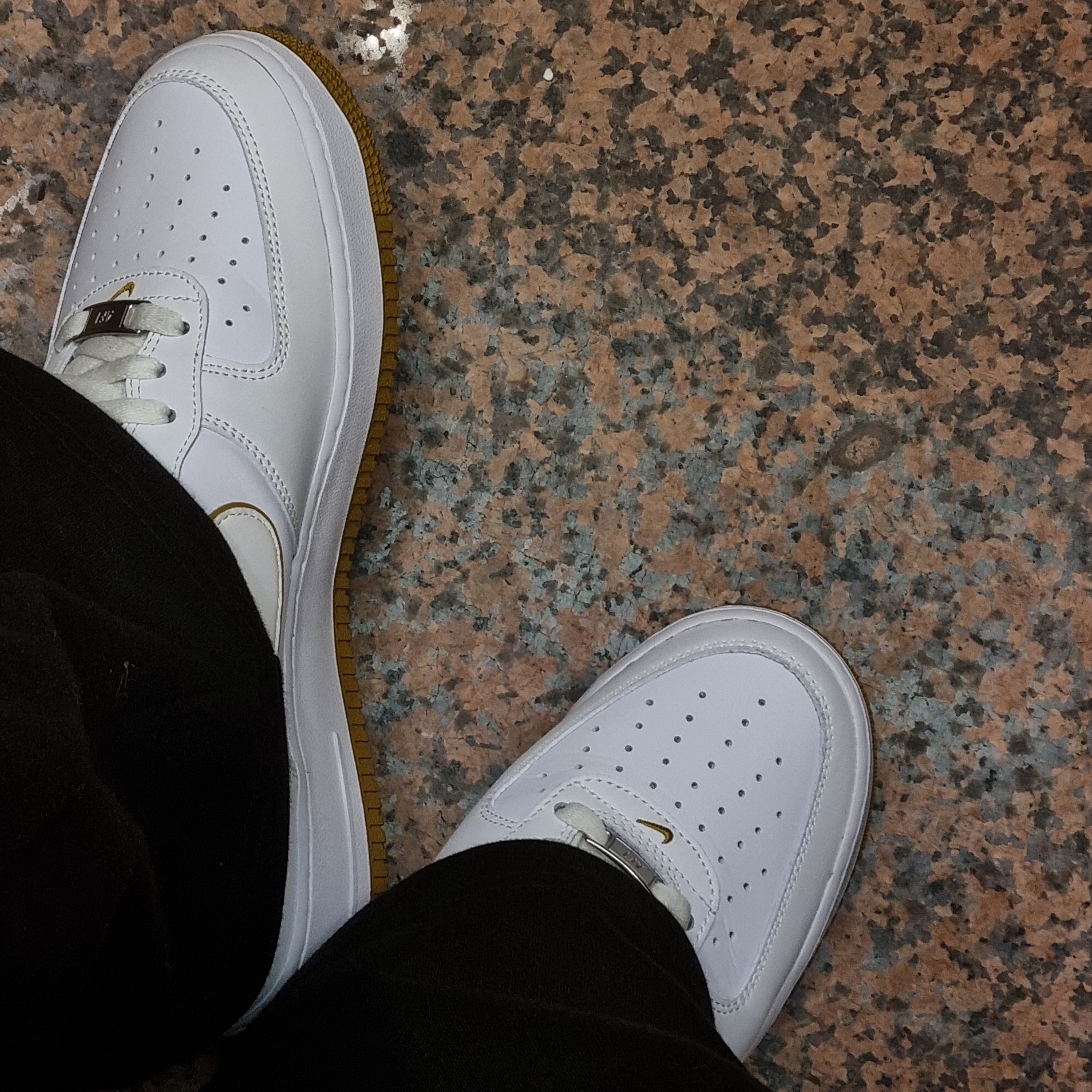 Nike Air Force 1 '07 White Bronzine 착용 스타일