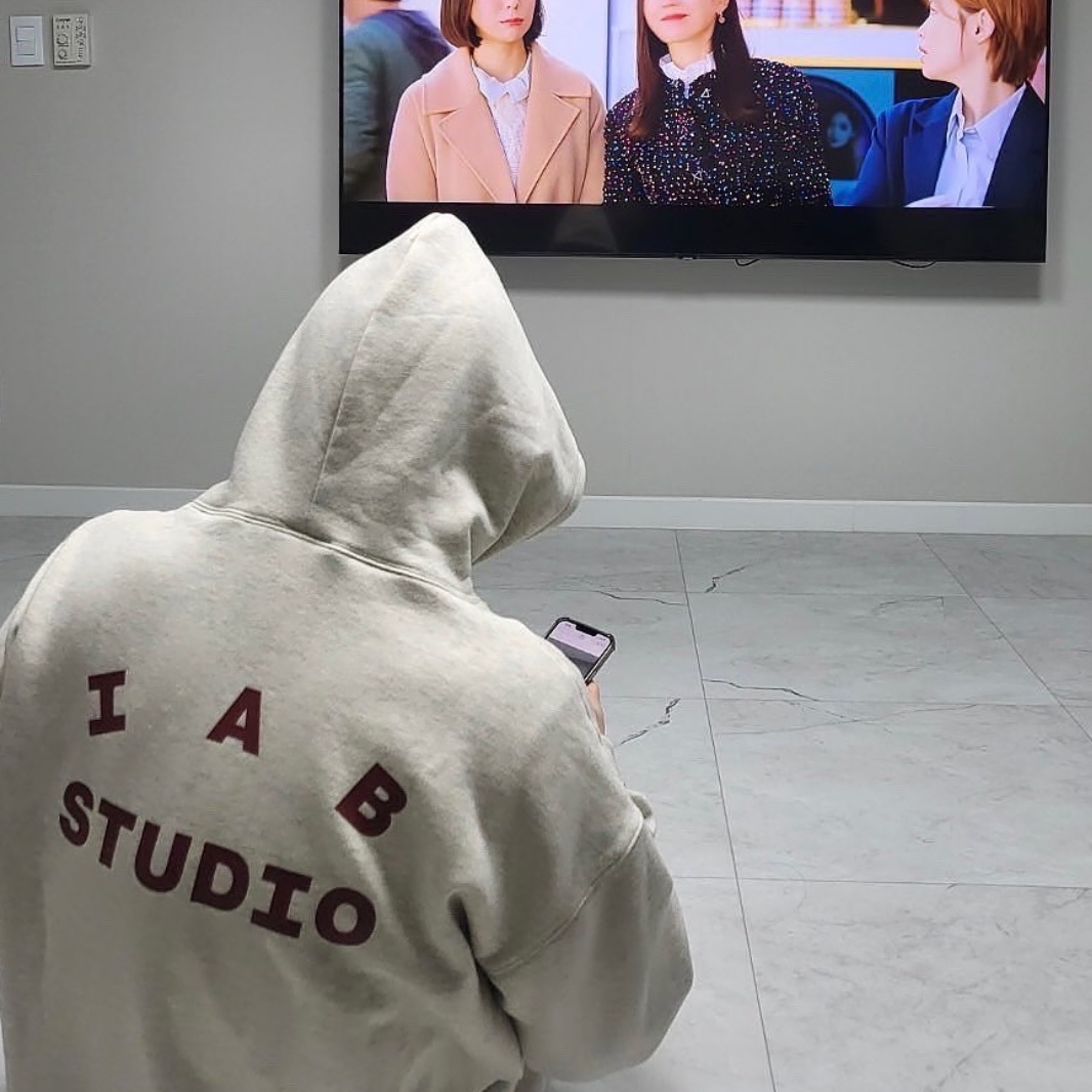 IAB Studio Hoodie Oatmeal Burgundy 착용 스타일