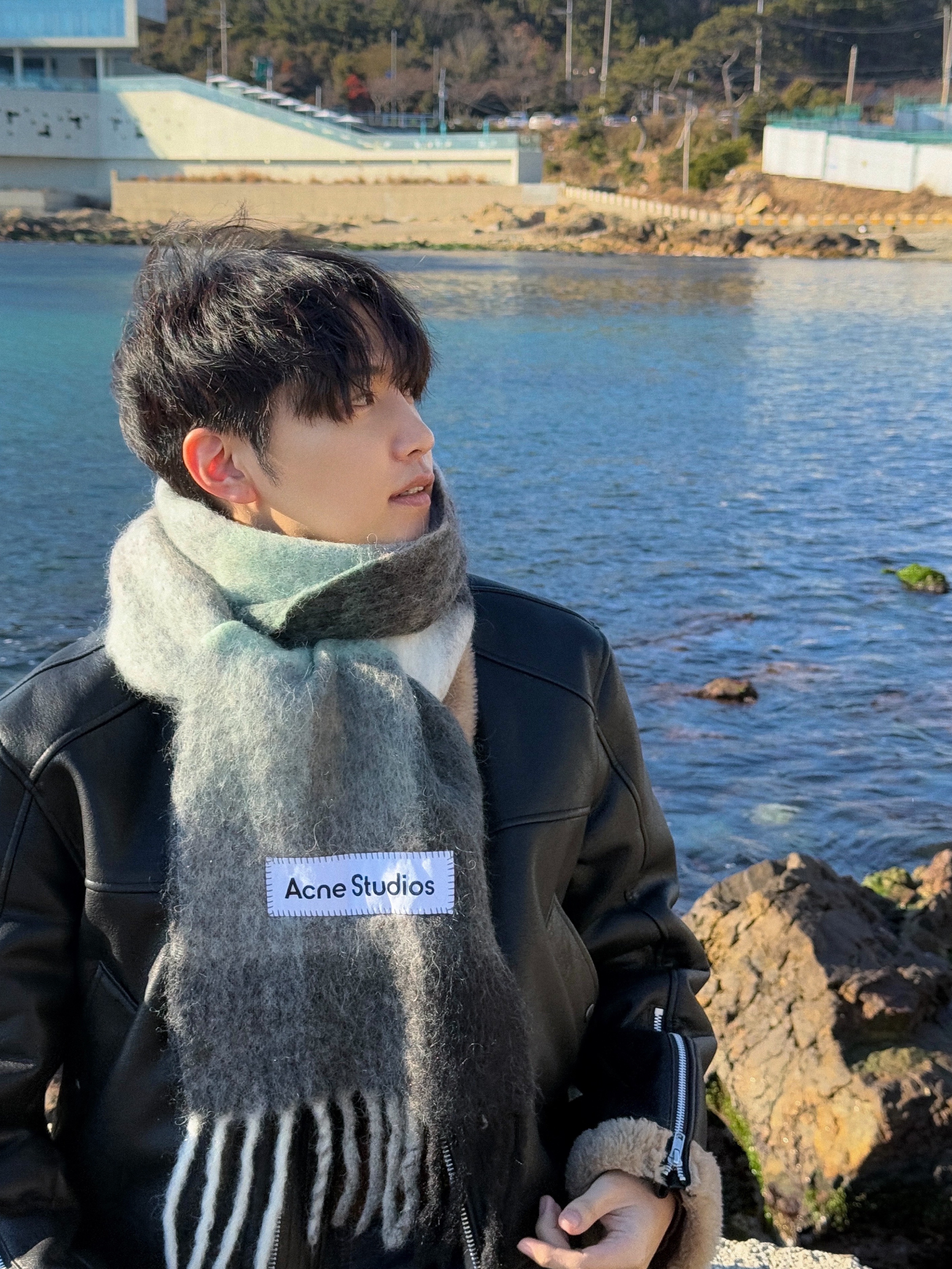 Acne Studios Mohair Check Muffler Grey Green Black, Haleine 3D Faux Shearling Crop Jacket Black (VJ410) 착용 스타일 - 3