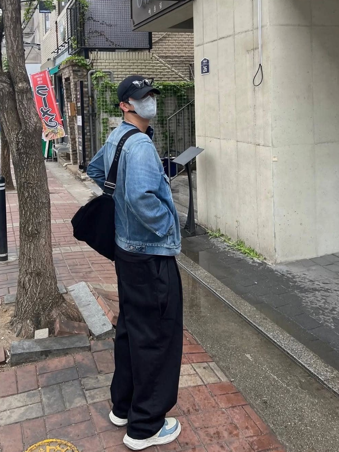 Maison Mihara Yasuhiro Wayne OG Sole Leather Low-top Sneakers Gray White, Maison Mihara Yasuhiro Baker OG Sole OD Canvas Low-top Sneakers Black 착용 스타일 - 2