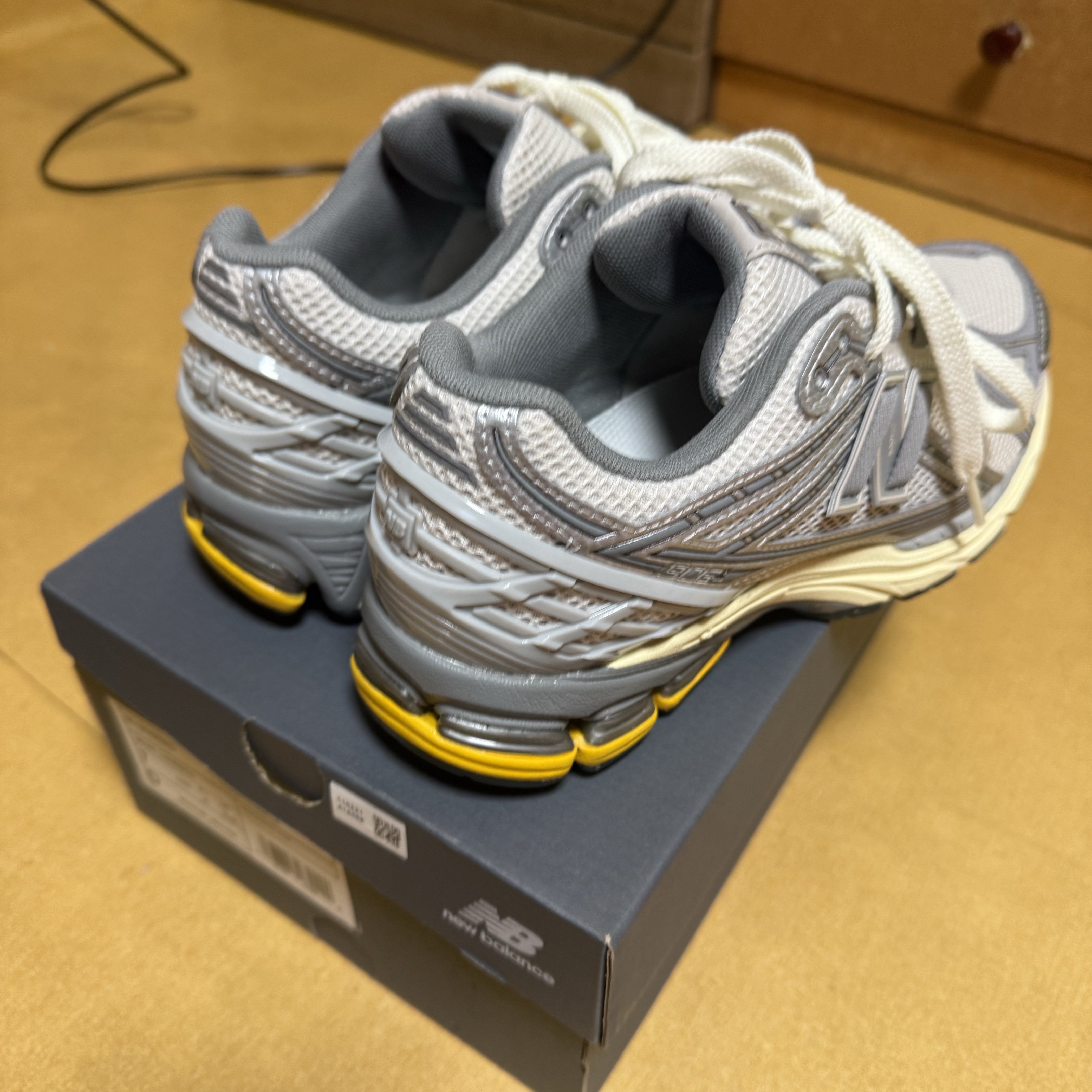 New Balance 1906R Grey Silver 착용 스타일 - 3