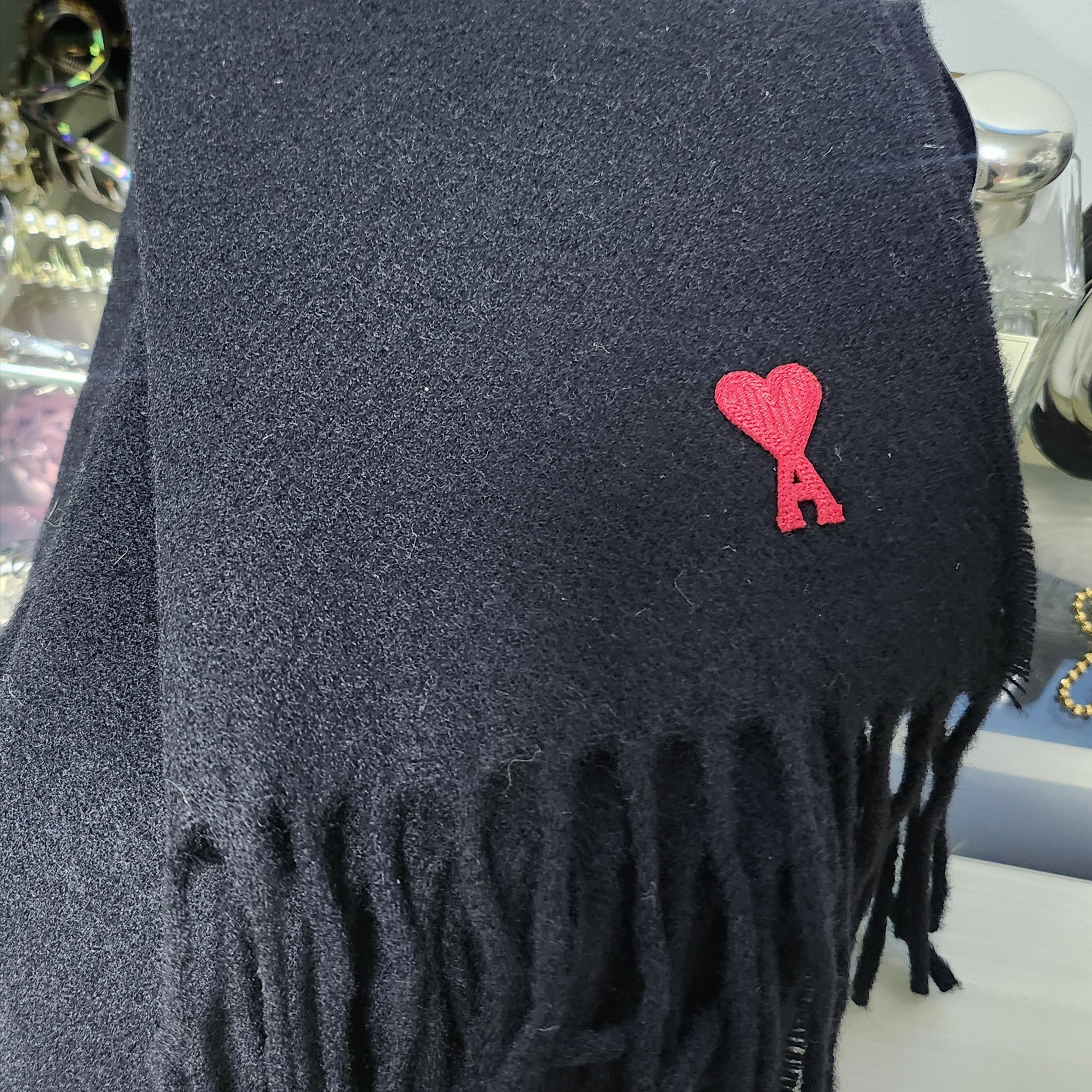 AMI de Coeur Wool Classic Muffler Black 착용 스타일 - 3
