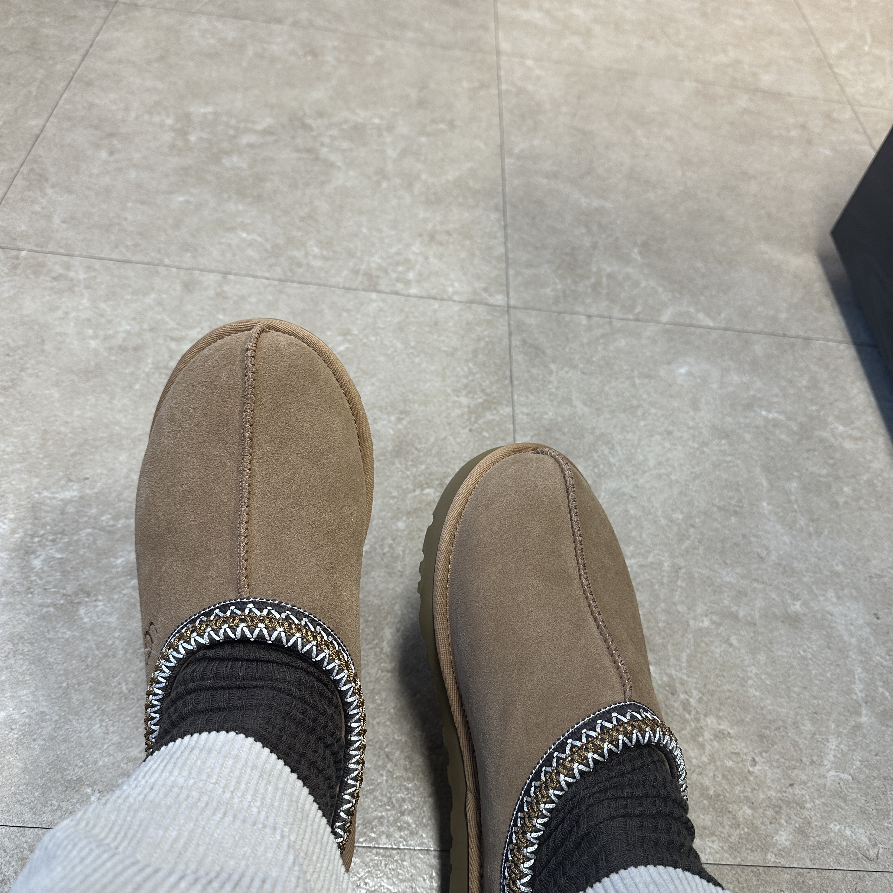 UGG Tasman Slipper Chestnut 착용 스타일