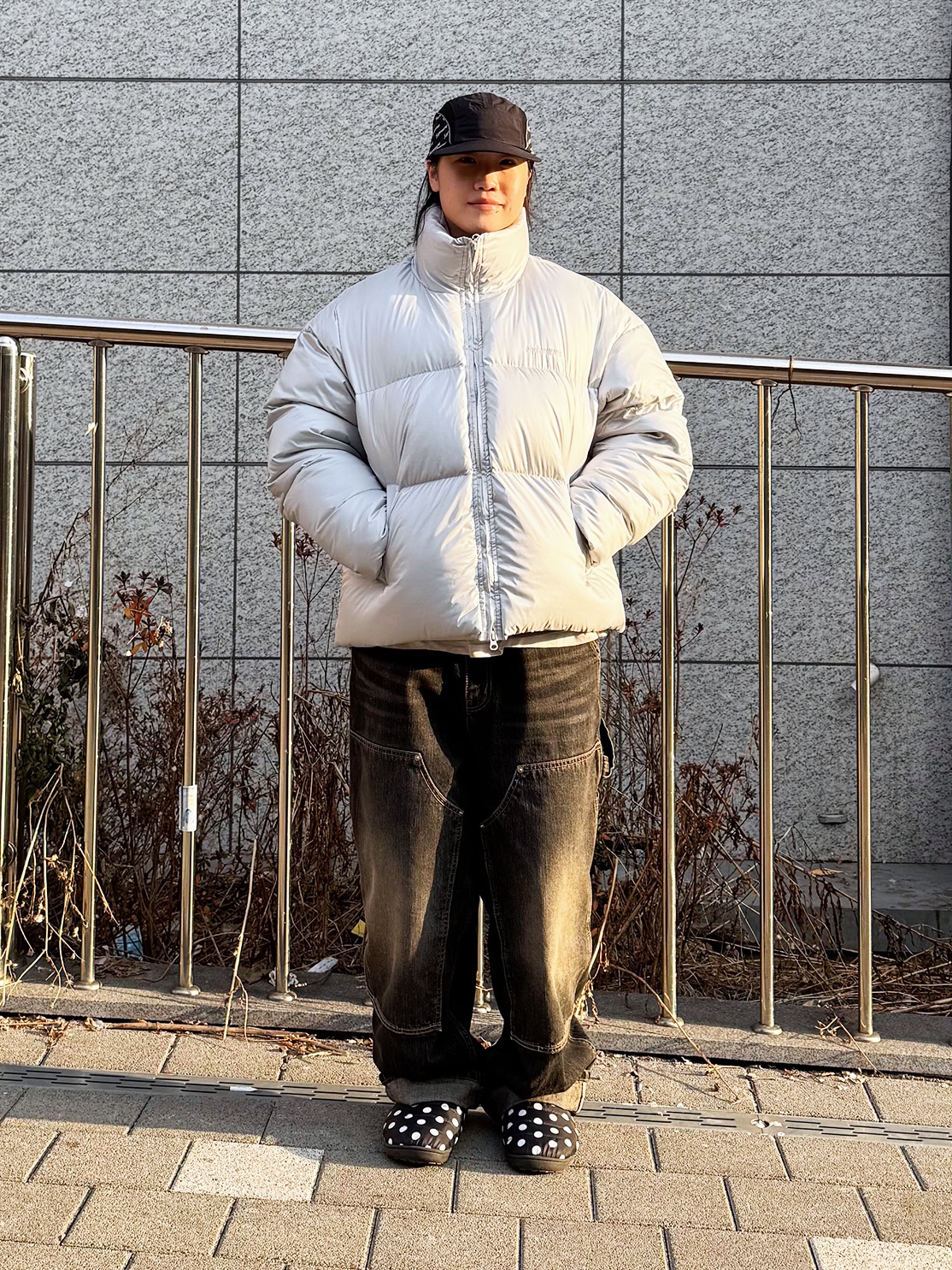 QT8 GARMENTS Glossy Duck Down Short Padding Silver, QT8 GARMENTS Painted Double Knee Washed Pants Black 착용 스타일 - 1