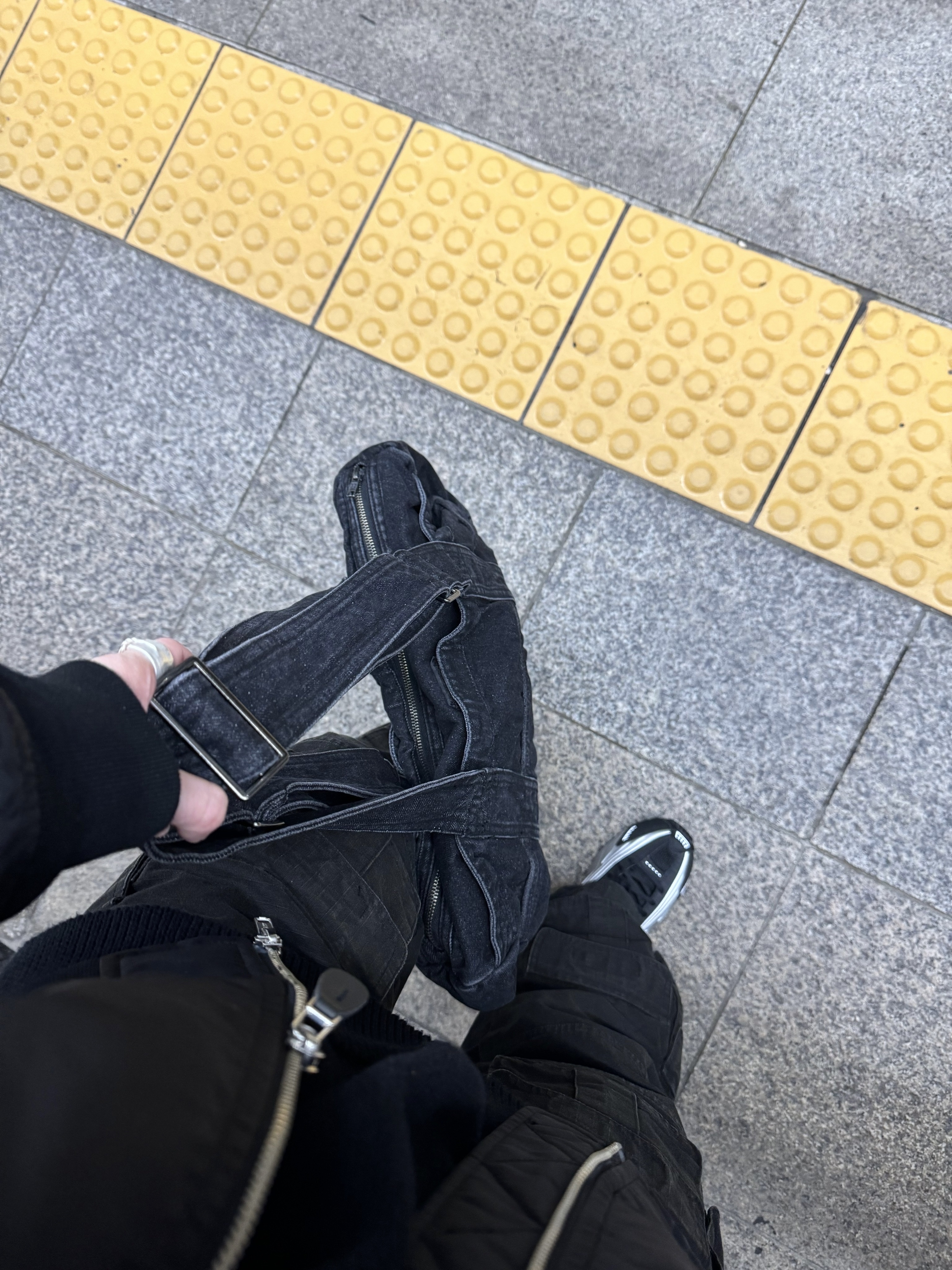 Undermycar Chiva Vintage Coating Multi Cargo Pants Mulch - 23SS, Nike Shox R4 Black and Metallic Silver 착용 스타일 - 6