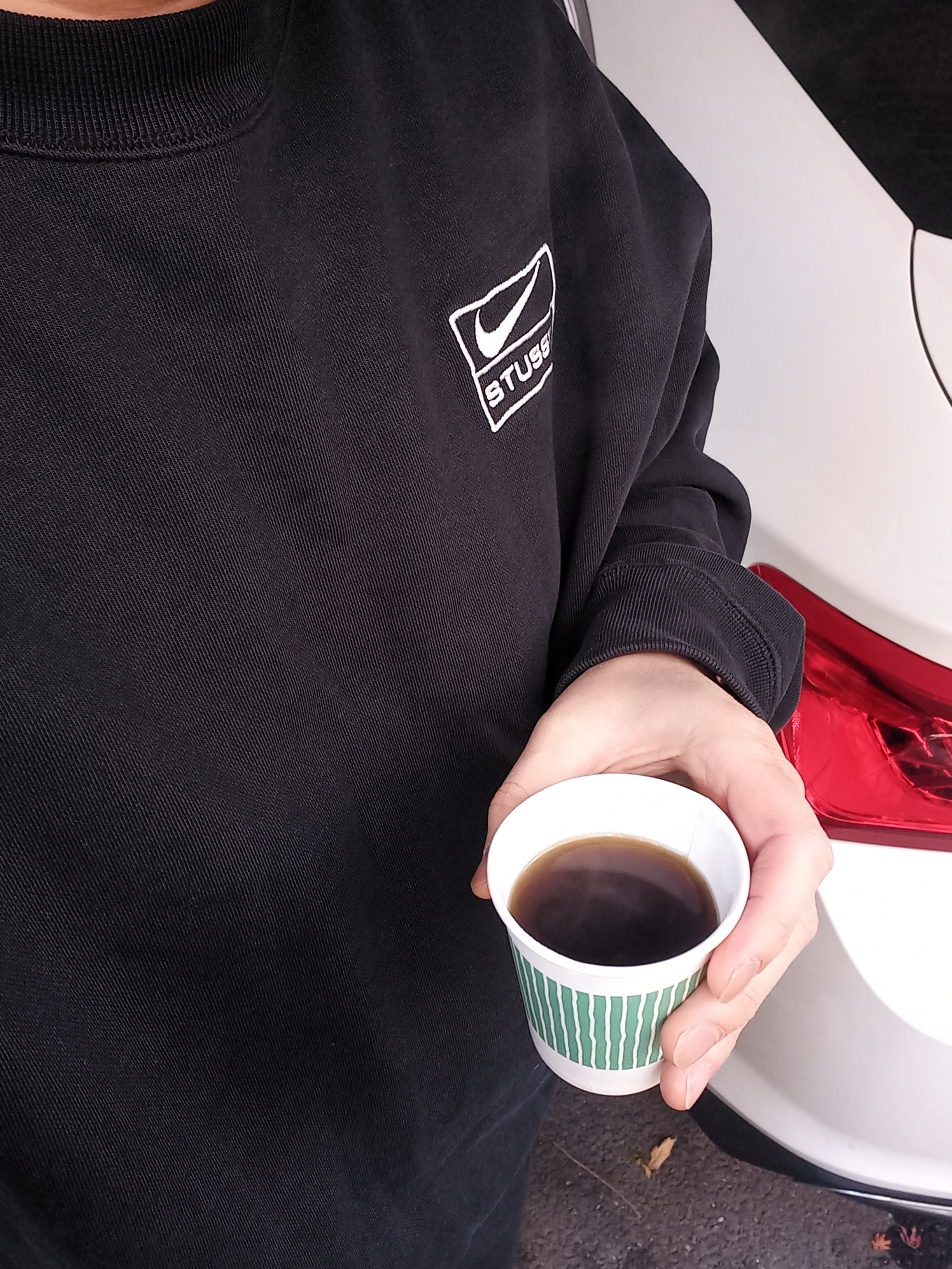 Arc'teryx Atom Heavyweight Hoody Black, Nike x Stussy NRG Fleece Crewneck Dark Grey Heather (DO9337-063) 착용 스타일 - 4