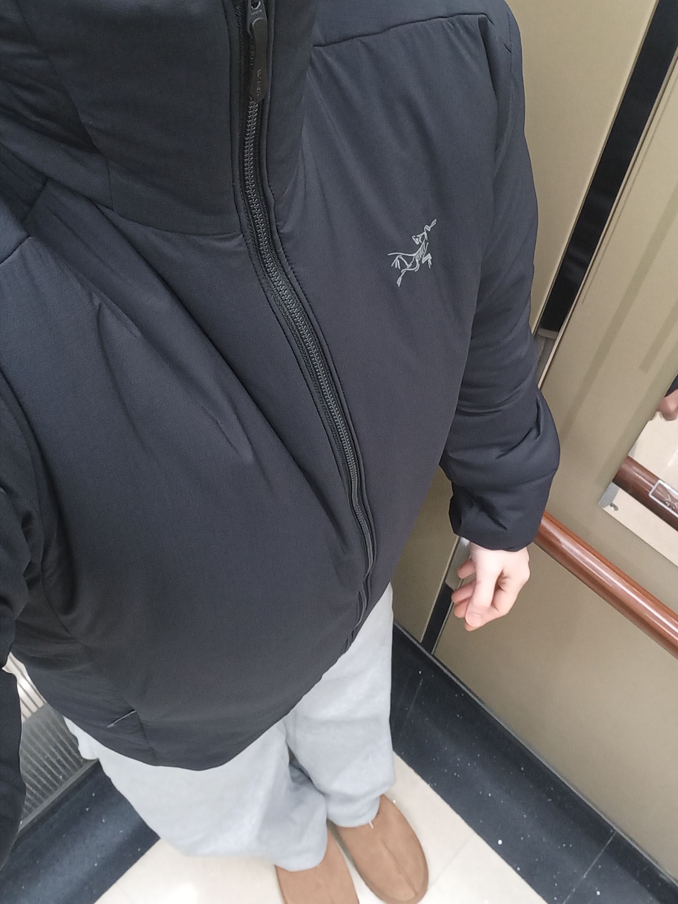 Arc'teryx Atom Heavyweight Hoody Black, Nike x Stussy NRG Fleece Crewneck Dark Grey Heather (DO9337-063) 착용 스타일 - 2