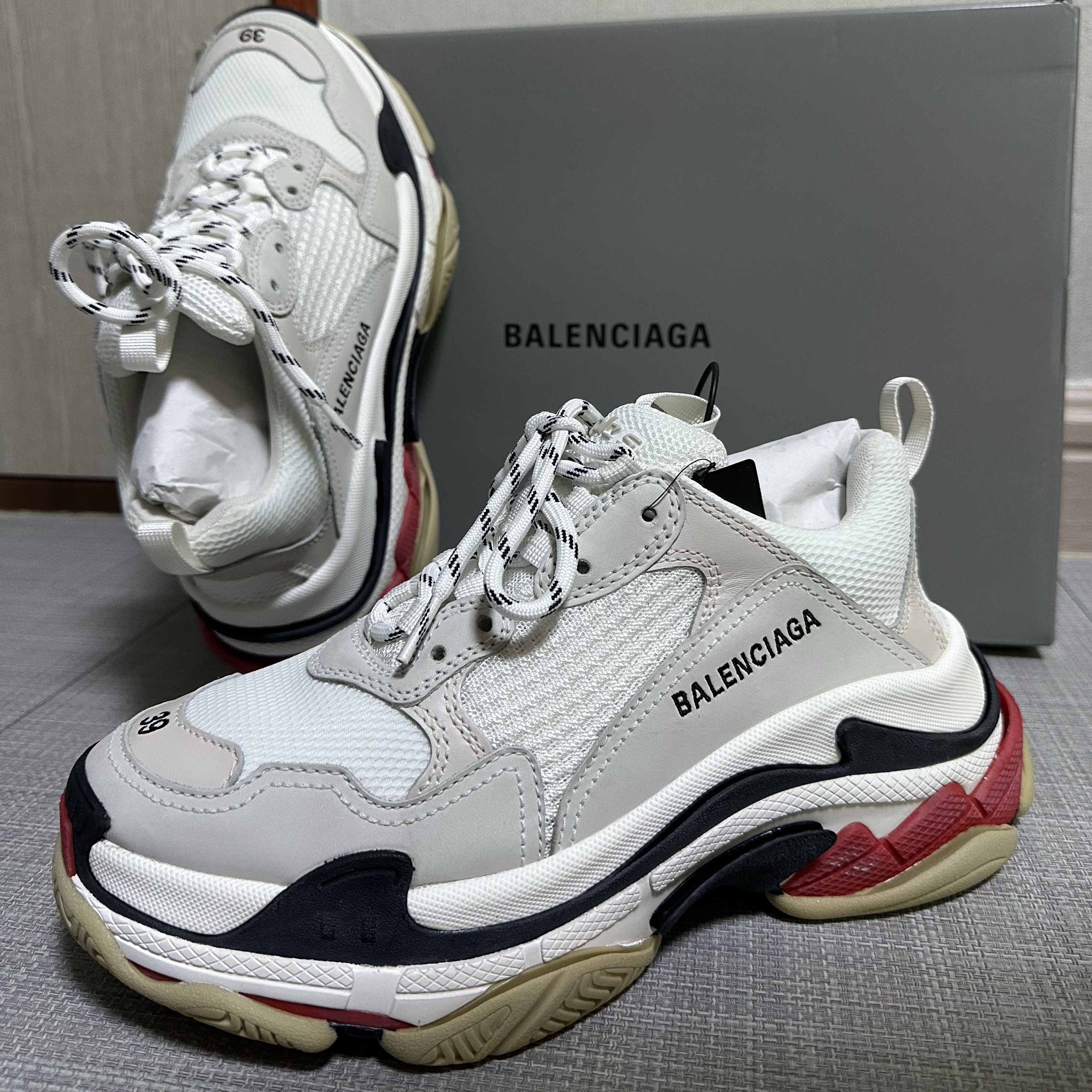 Balenciaga Triple S White Black Red 2019 착용 스타일