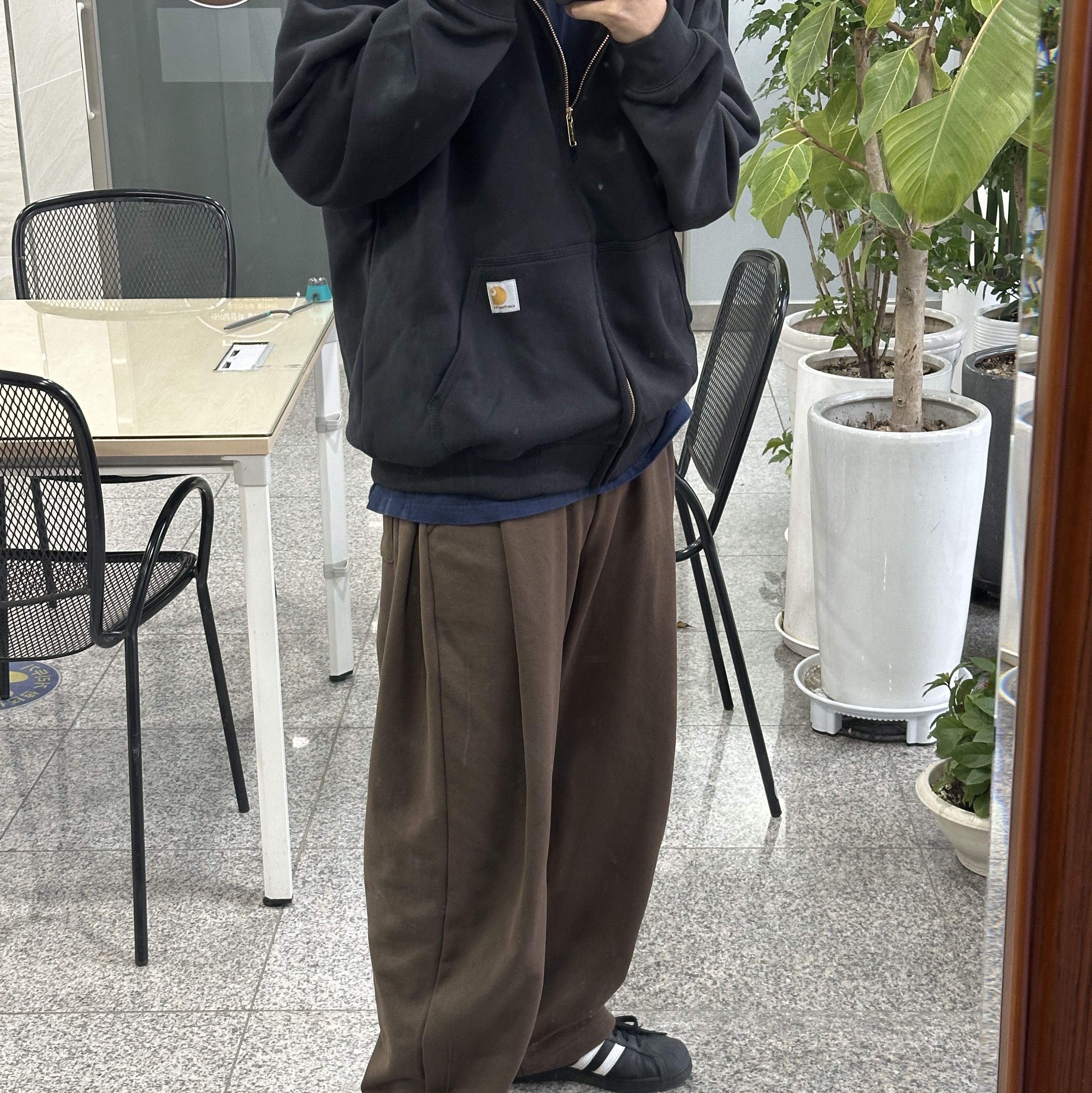 Carhartt Loose Fit Midweight Regular Full Zip Sweatshirt Black 착용 스타일