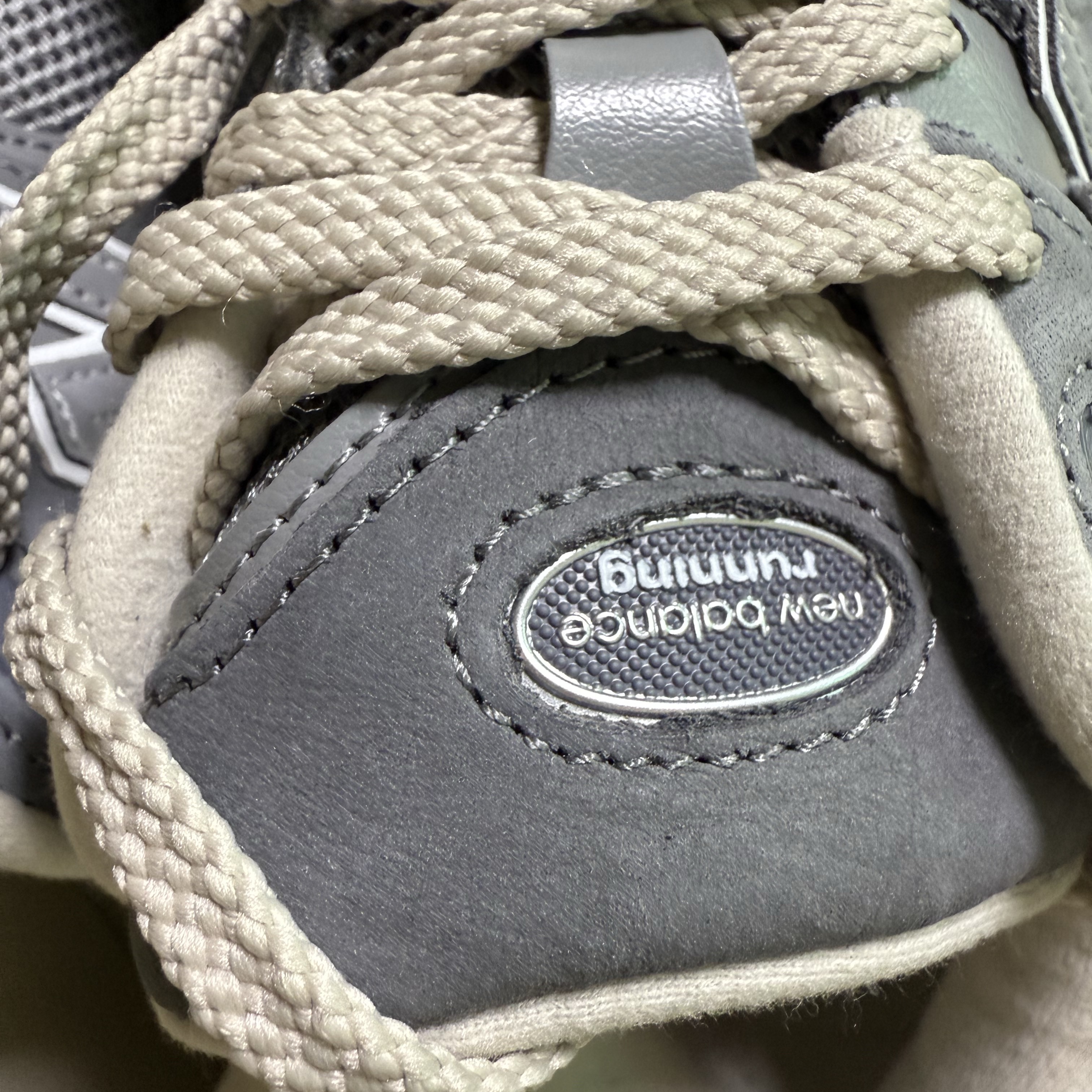 New Balance 2002R Premium Vintage Grey 착용 스타일 - 5