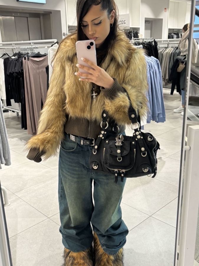 Prada Re-Edition 2005 Re-Nylon Shoulder Bag Black, Balenciaga Arena Lambskin Le Cagole XS Shoulder Bag White 착용 스타일 - 5
