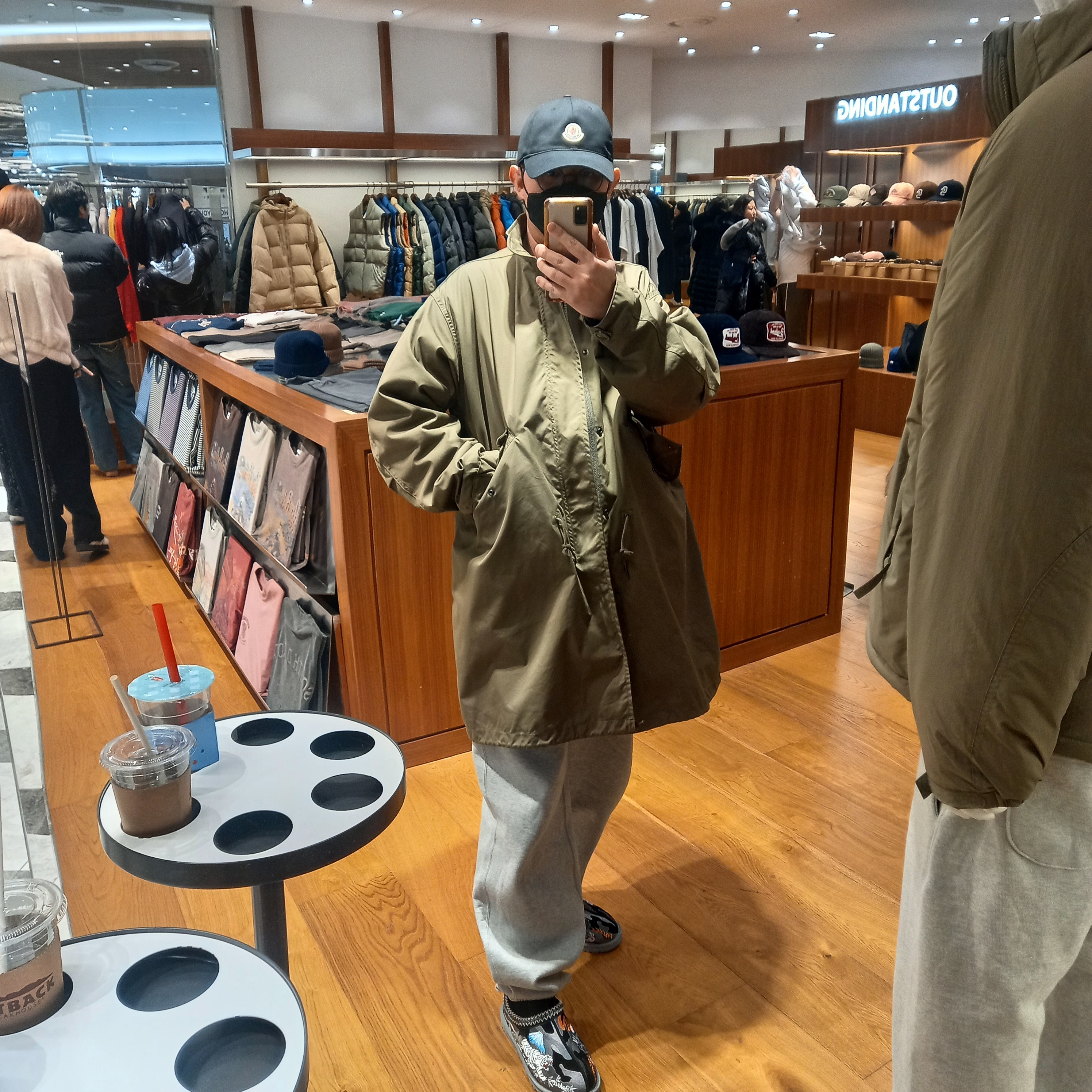 Nike x Stussy NRG Fleece Pants Dark Grey Heather (DO9340-063), UGG x Palace Tasman Slipper Black Camo 착용 스타일 - 4