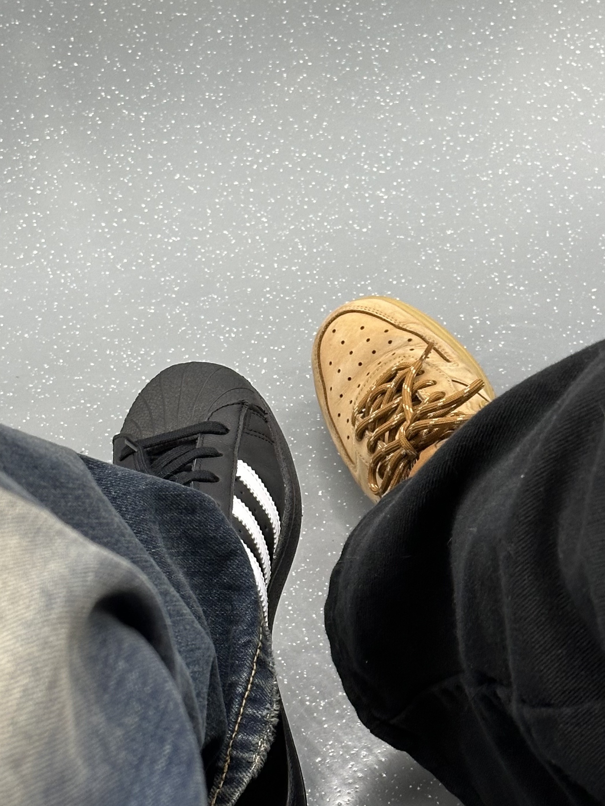 Adidas Superstar Core Black White, Nike Air Force 1 '07 WB Flax 착용 스타일