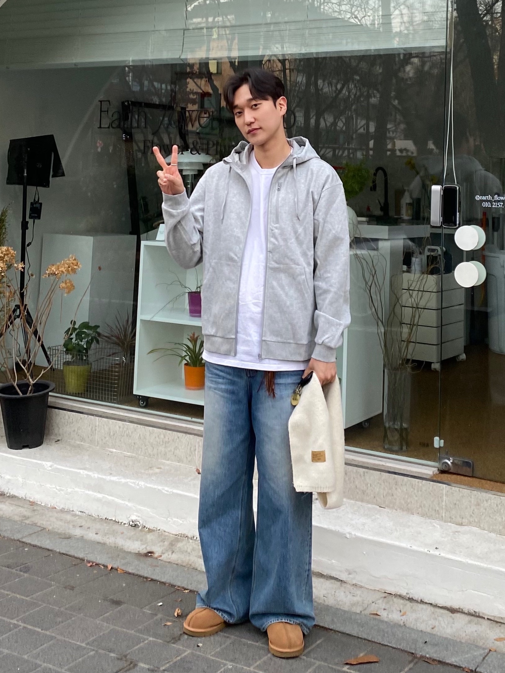 UGG Tasman Slipper Chestnut, STU X MIZUNO Stu Logo Embroidery Denim Pants Mid Blue 착용 스타일 - 1