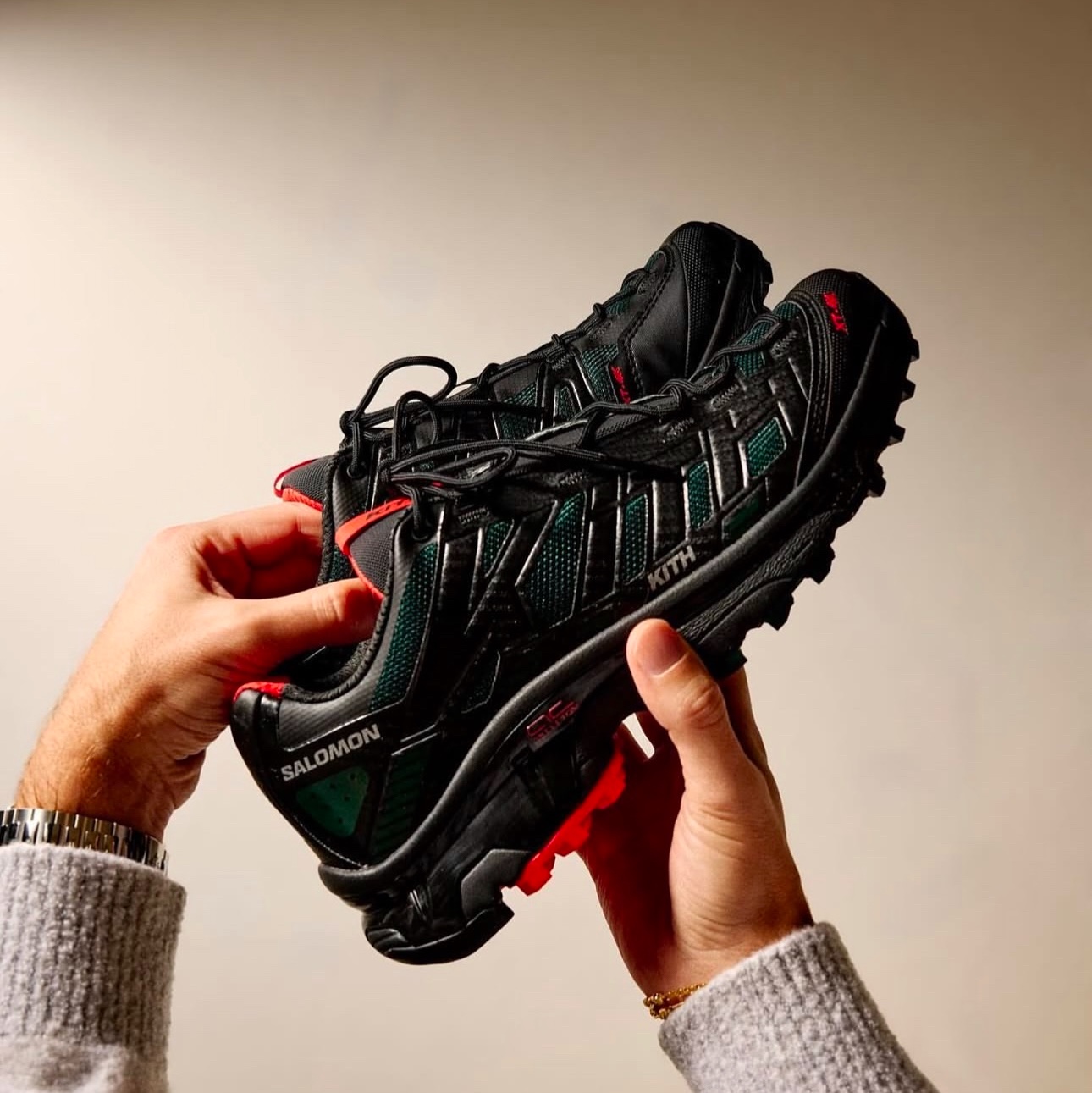 Salomon x Kith XT-4K Black Scarab 착용 스타일 - 3