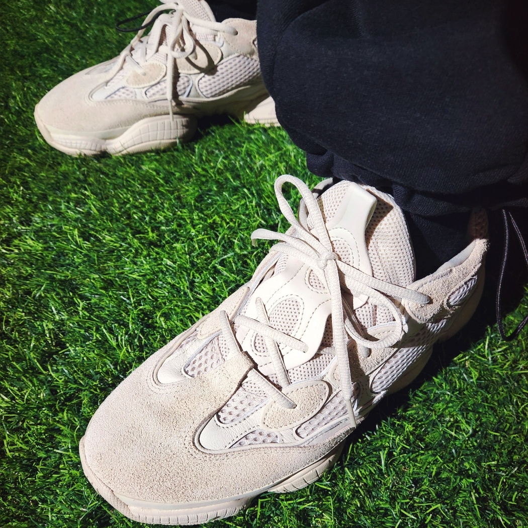 Adidas Yeezy 500 Blush 2018 착용 스타일 - 5