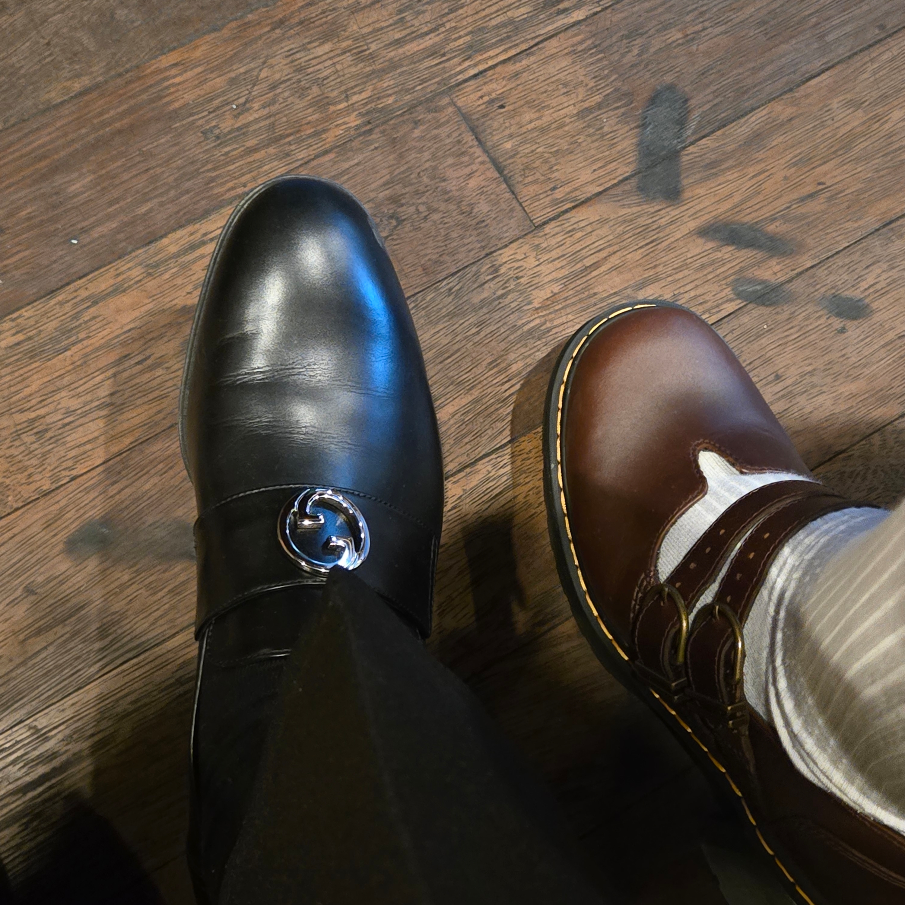 Dr.Martens T-Bar Brown, Gucci Interlocking G Loafer Black Leather 착용 스타일