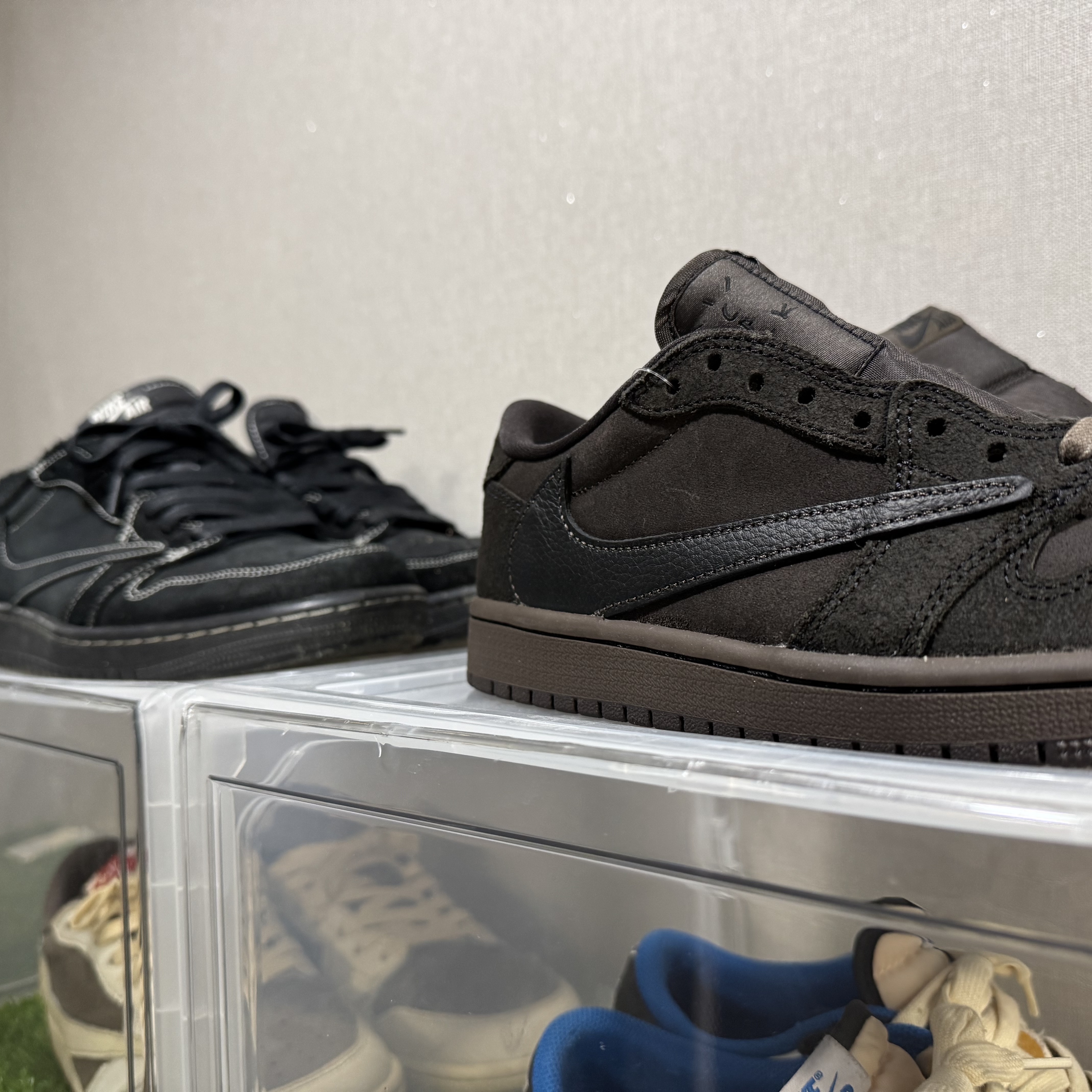 Jordan 1 x Travis Scott Retro Low OG SP Velvet Brown and Dark Mocha, Jordan 1 x Travis Scott Retro Low OG SP Black Phantom 착용 스타일 - 3
