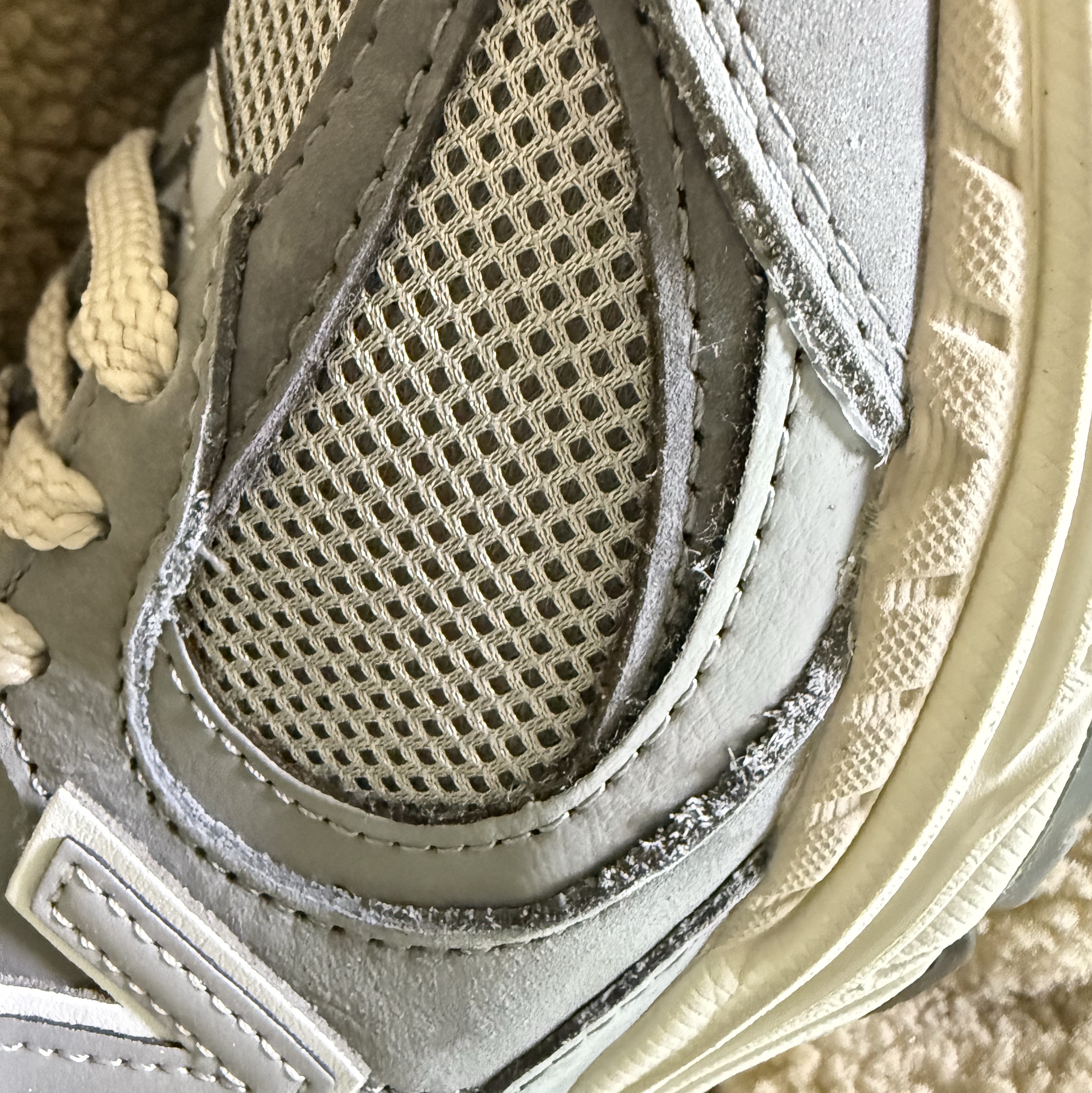 New Balance 2002R Premium Vintage Grey 착용 스타일 - 3