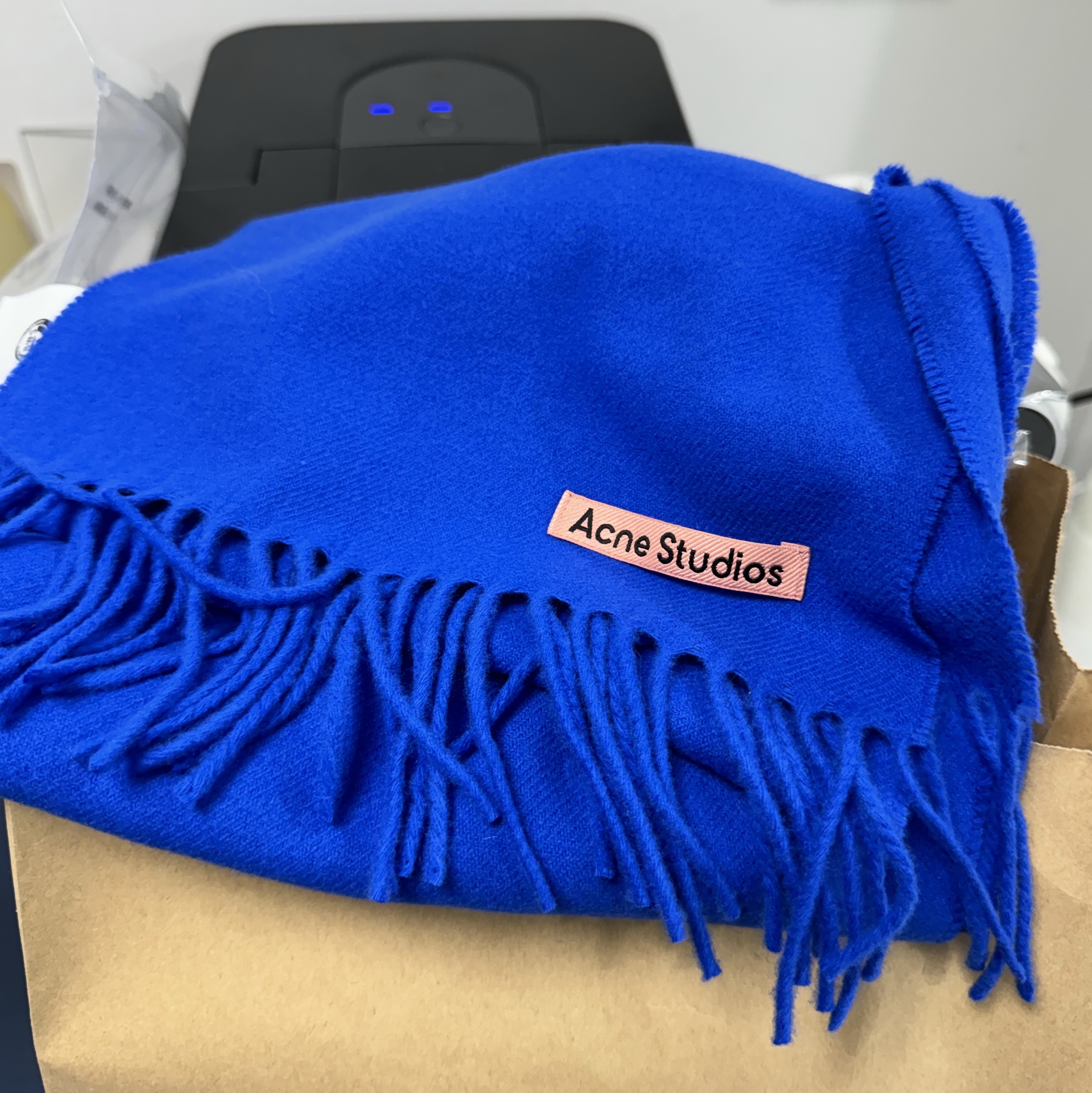 Acne Studios Skinny Fringe Wool Muffler Royal Blue 착용 스타일