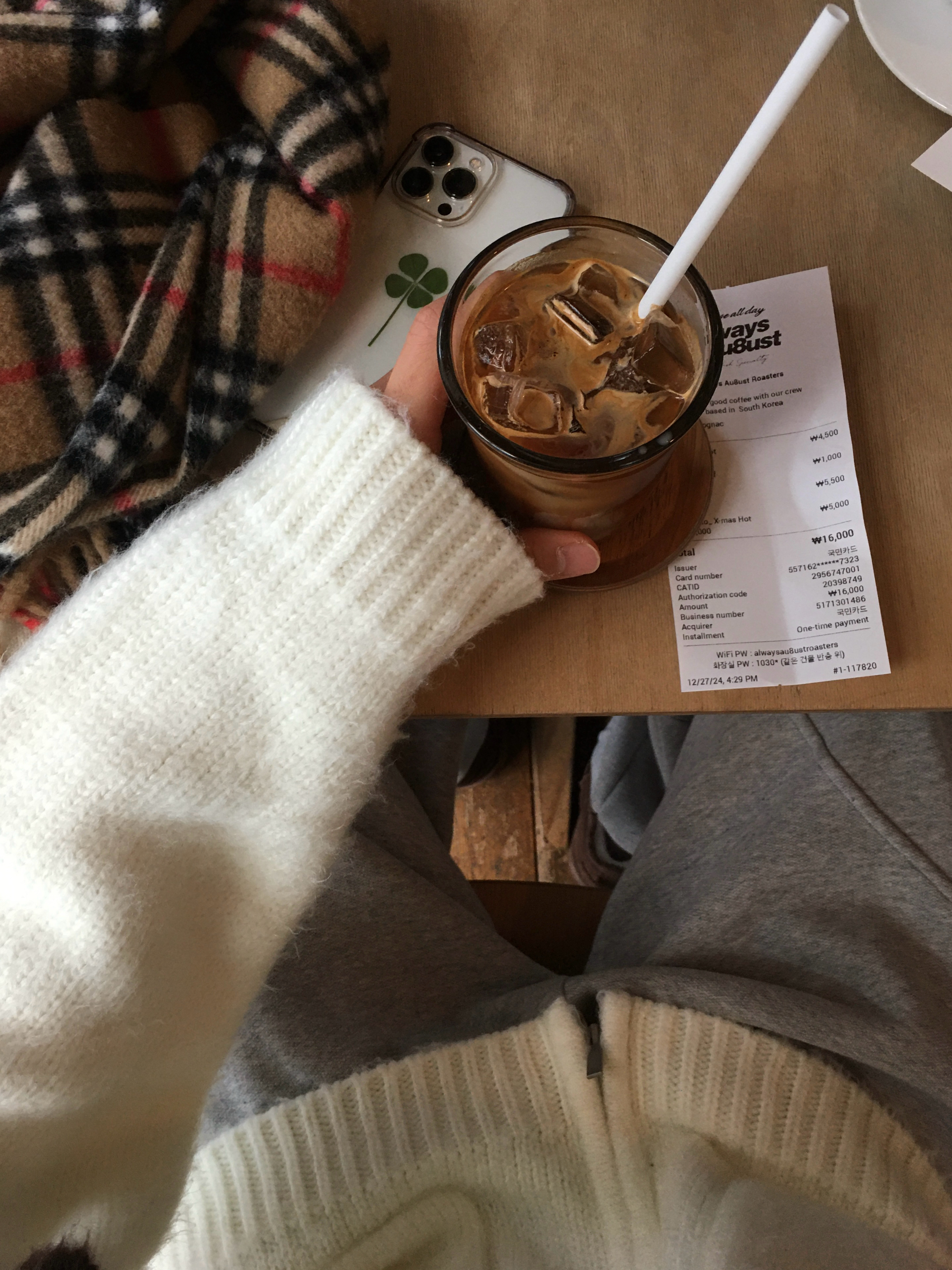 Kinchi x Non Parking N Snow Cocoa, Burberry Classic Check Cashmere Muffler Archive Beige 착용 스타일 - 4