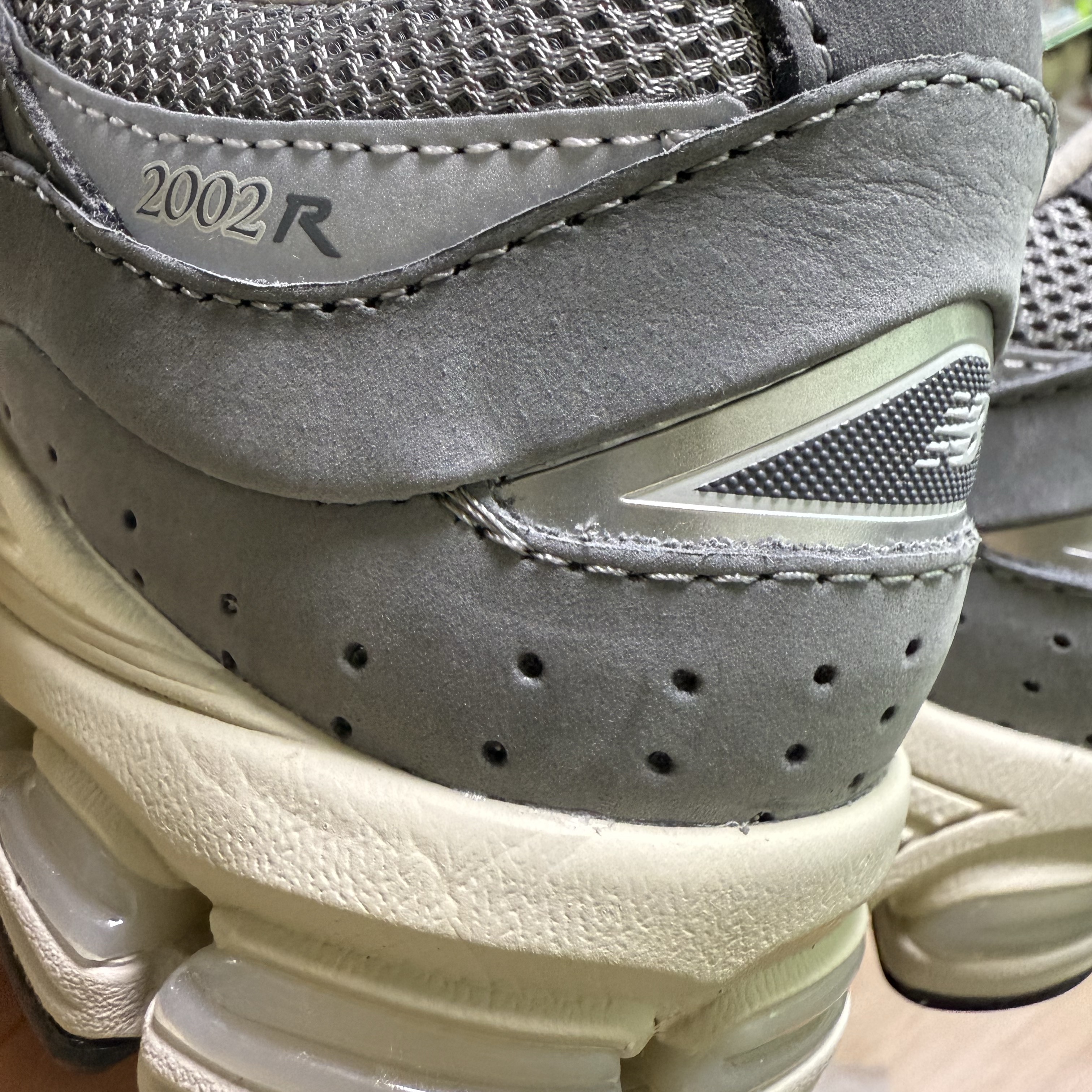 New Balance 2002R Premium Vintage Grey 착용 스타일 - 4