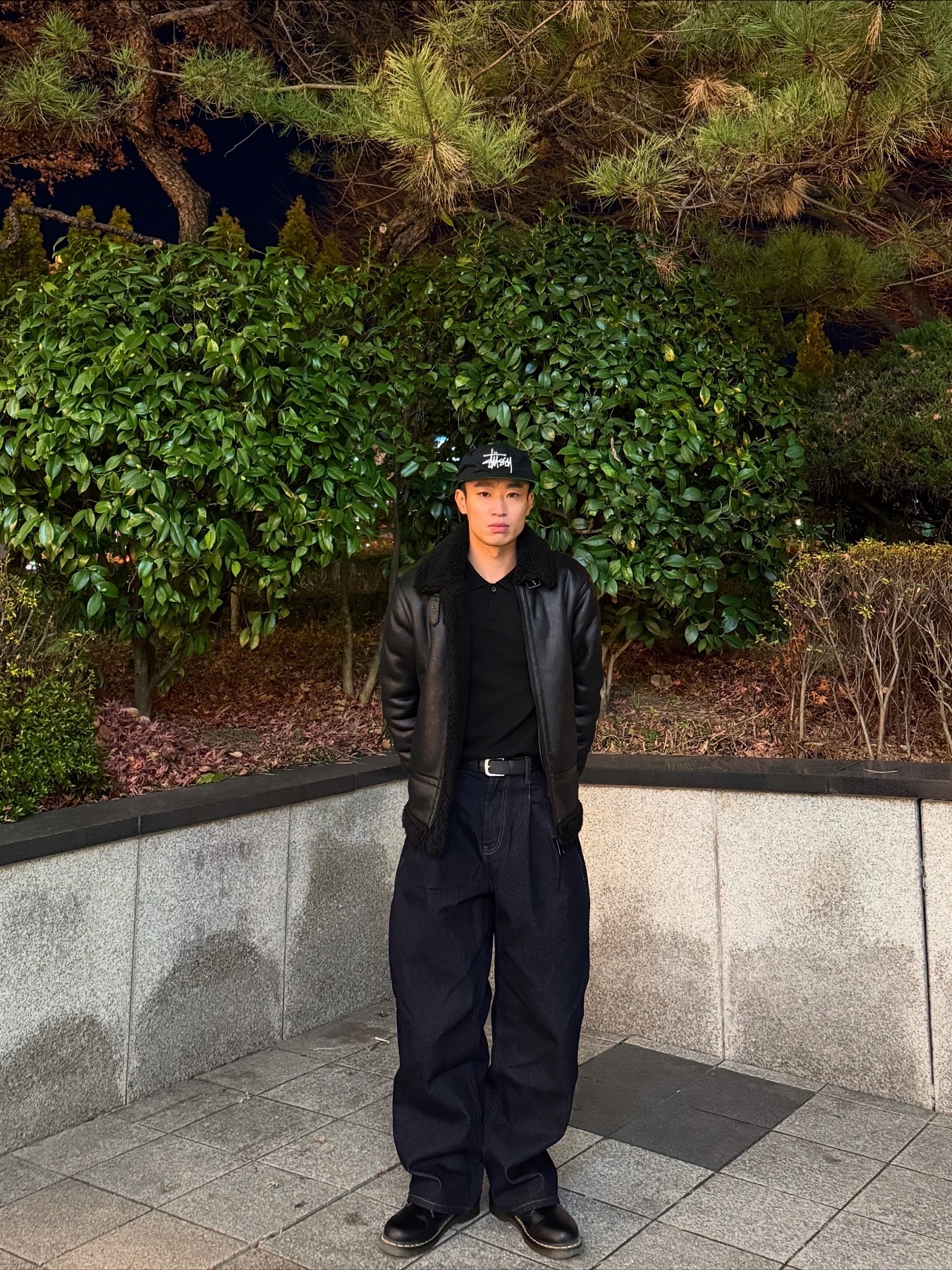 Stussy Basic Strapback Cap Black, Dr. Martens 1461 Smooth Black 착용 스타일
