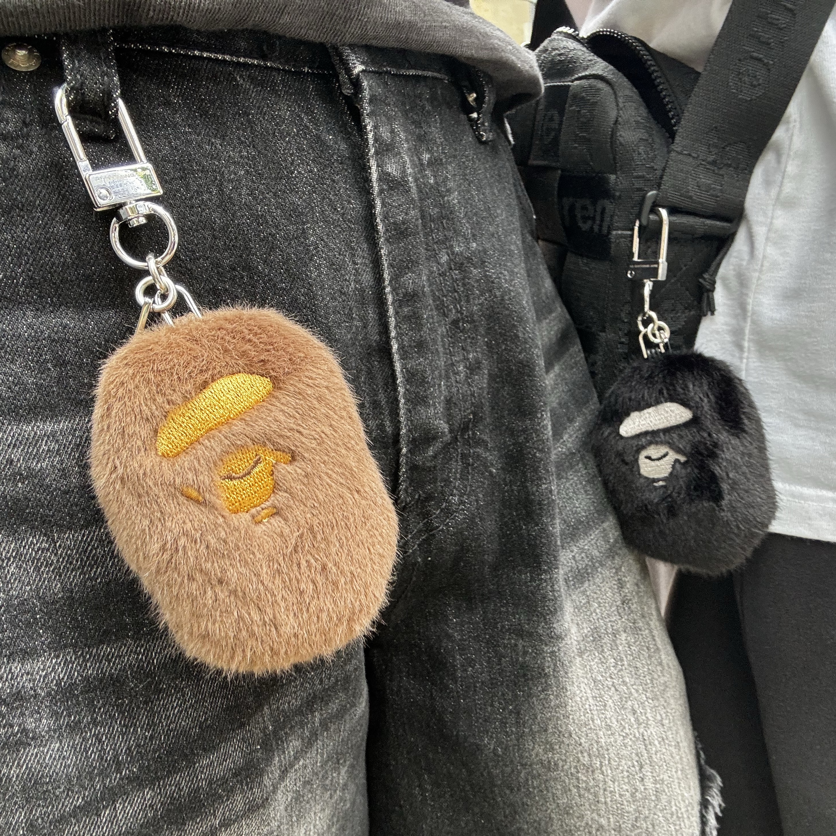 BAPE Bathing Ape Head Faux Fur Keychain Brown, BAPE Ape Head Faux Fur Keychain Black 착용 스타일