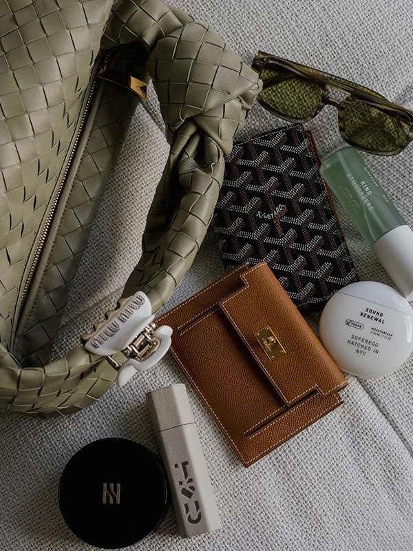 Bottega Veneta Mini Jodie Travertine, Goyard Grenelle Passport Cover Black Tan 착용 스타일 - 1