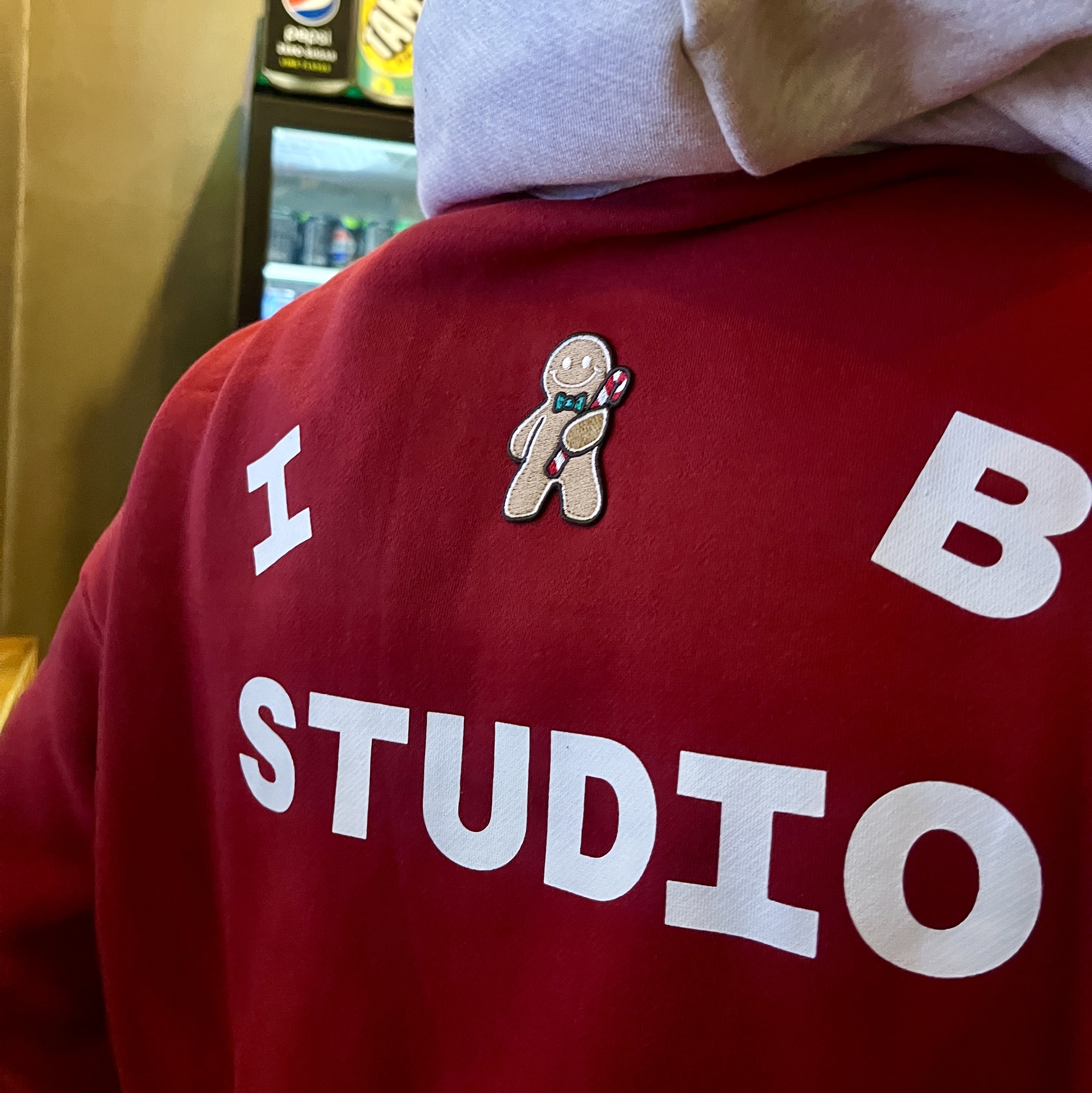 IAB Studio 24 Christmas Hoodie Burgundy Oatmeal 착용 스타일