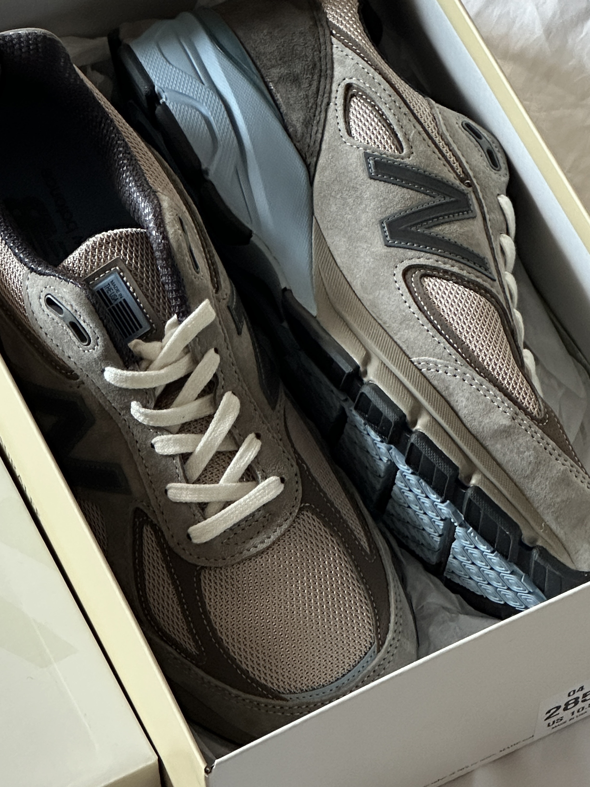 New Balance x Auralee 990v4 Made in USA London Fog 착용 스타일 - 1