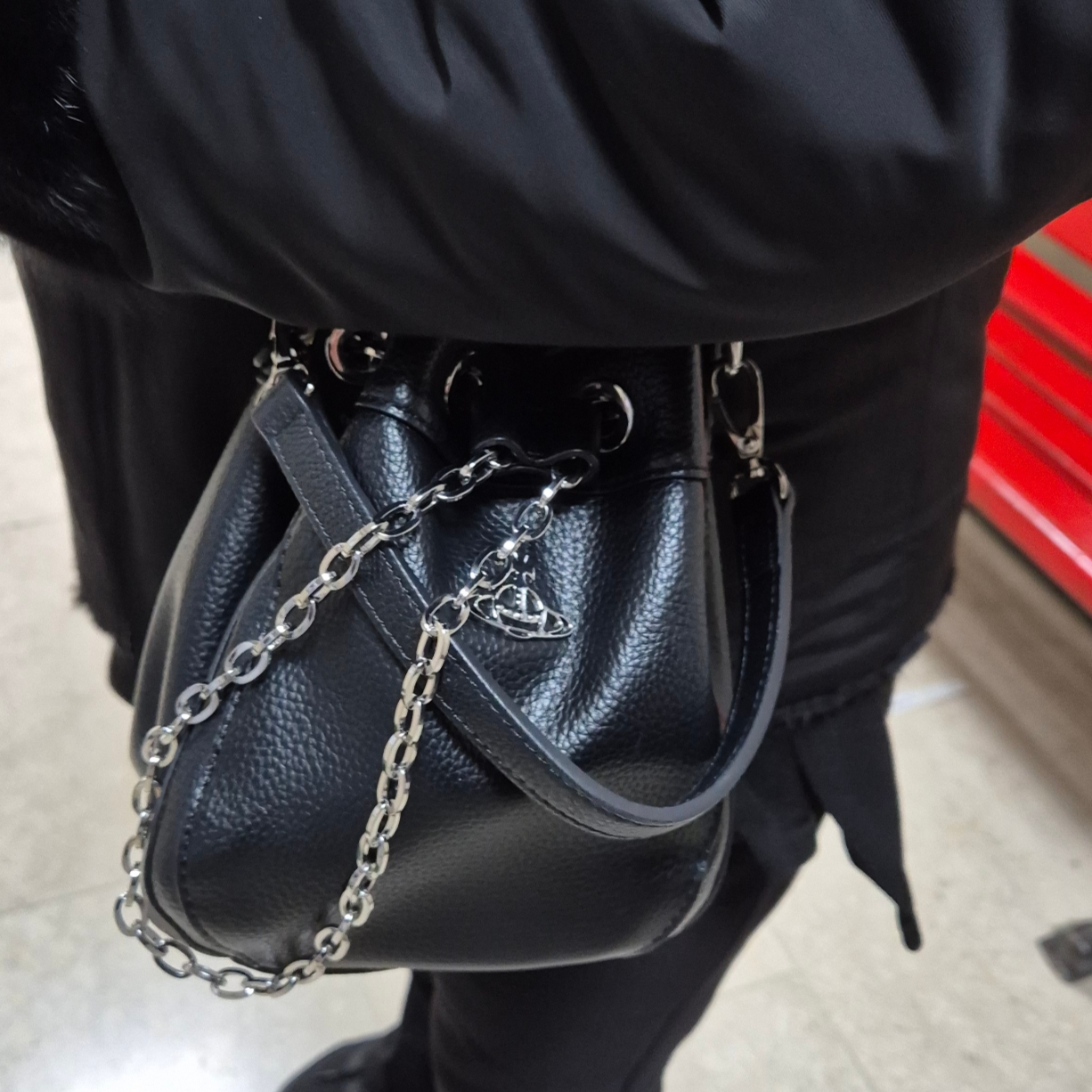 Vivienne Westwood Chrissy Small Bucket Bag Black 착용 스타일