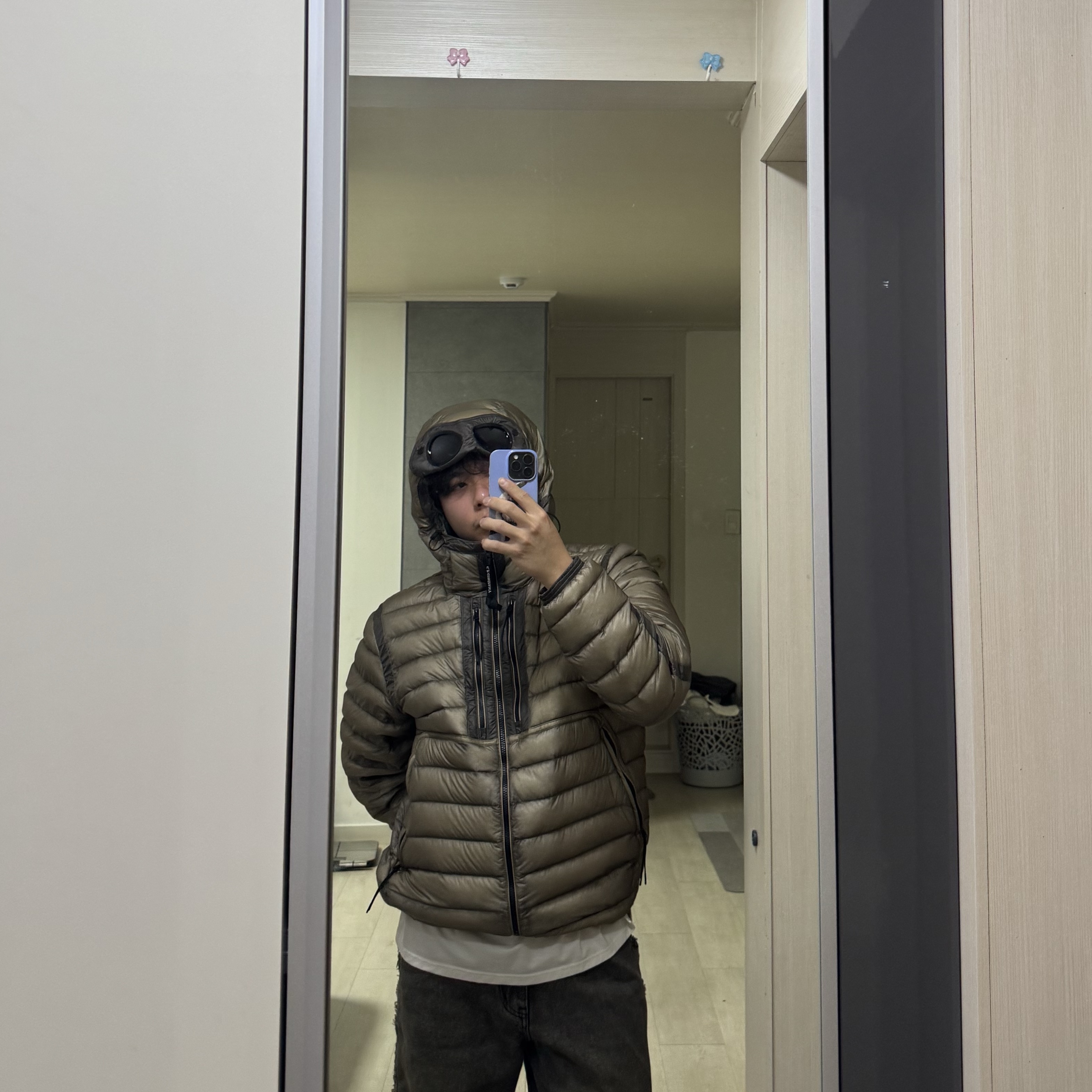 C.P. Company D.D. Shell Goggle Down Jacket Vintage Khaki Beige - 24FW, C.P. Company Extra Fine Merino Wool Goggle Beanie Gauze White - 23FW 착용 스타일 - 1