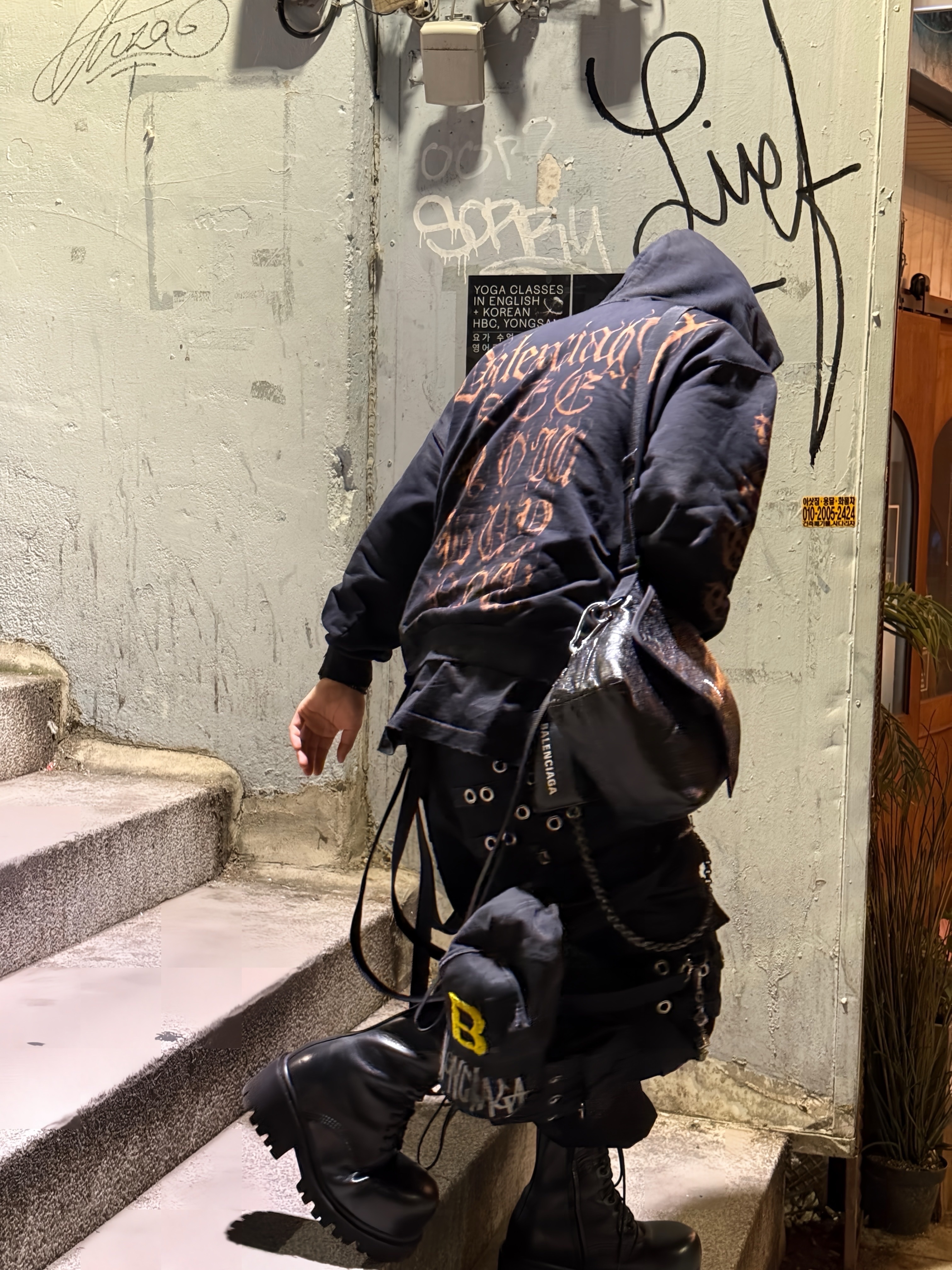 Balenciaga Heavy Metal Outerwear Zip-Up Hoodie Oversized Black Faded, Balenciaga Stomper Bootie Black 착용 스타일 - 6