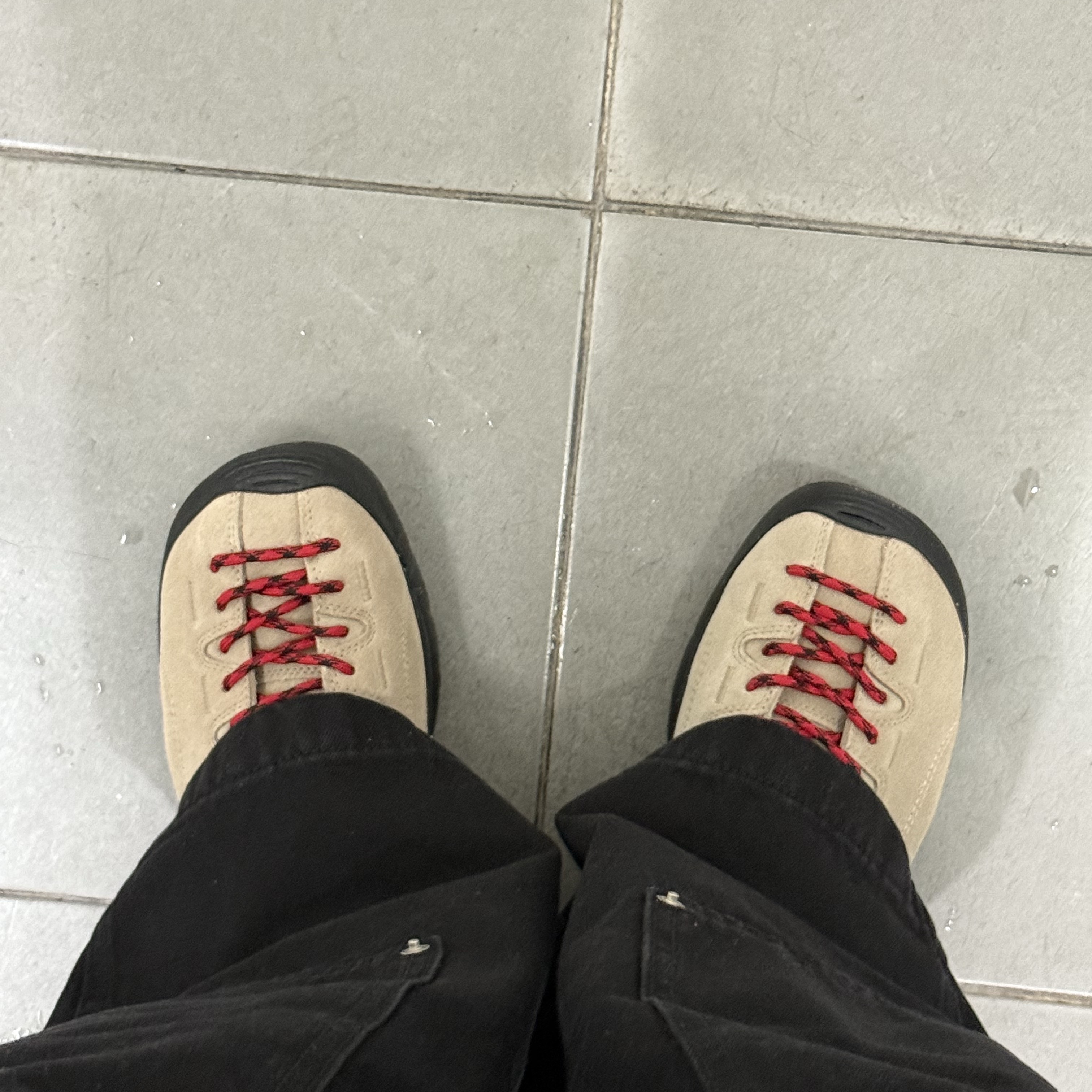 Keen Jasper Suede Sneakers Silver Mink 착용 스타일