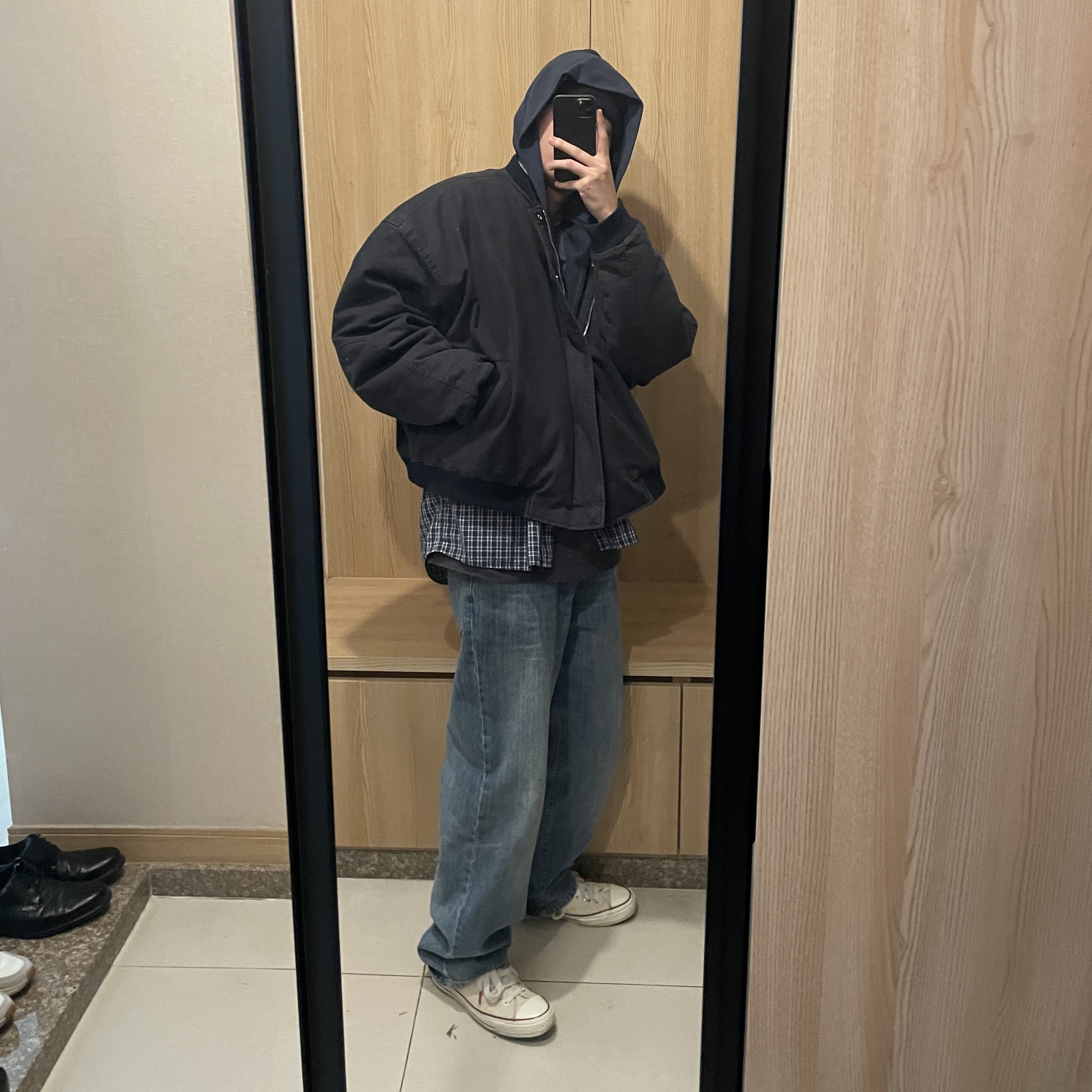 Nonnod Sulfur Dye Serge Bomber Jacket Vintage Navy Black, Converse Chuck 70 Ox Parchment 착용 스타일 - 1
