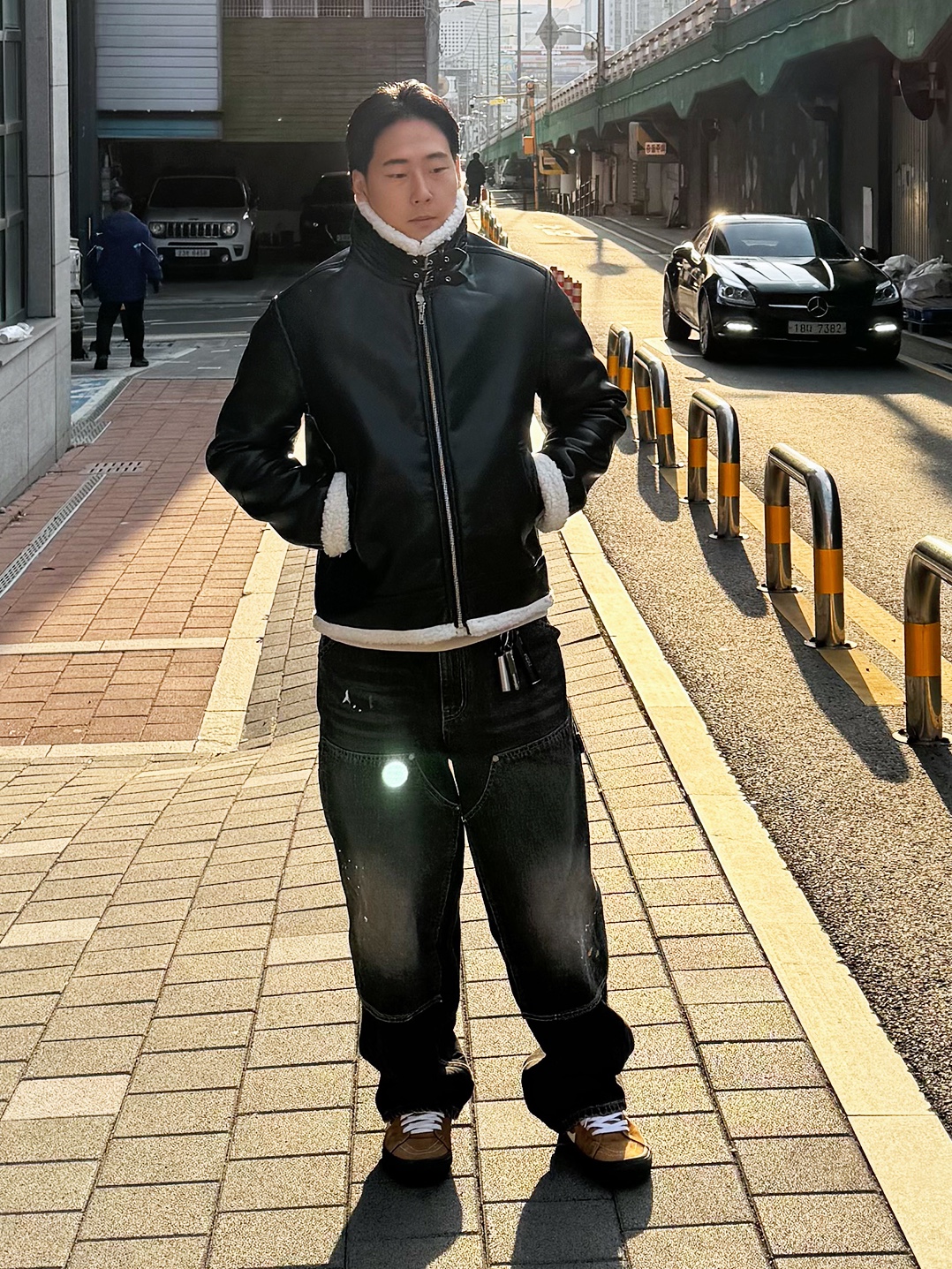 QT8 Garments GB B-3 Mouton Jacket Black/Beige, QT8 GARMENTS Painted Double Knee Washed Pants Black 착용 스타일 - 1