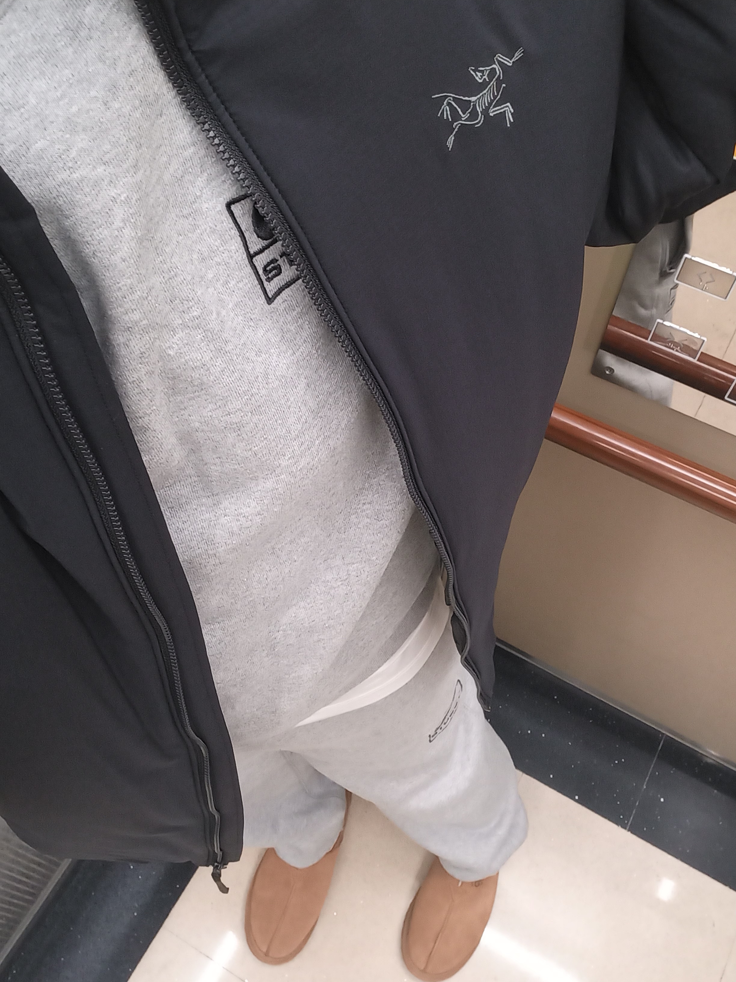 Arc'teryx Atom Heavyweight Hoody Black, Nike x Stussy NRG Fleece Crewneck Dark Grey Heather (DO9337-063) 착용 스타일 - 3