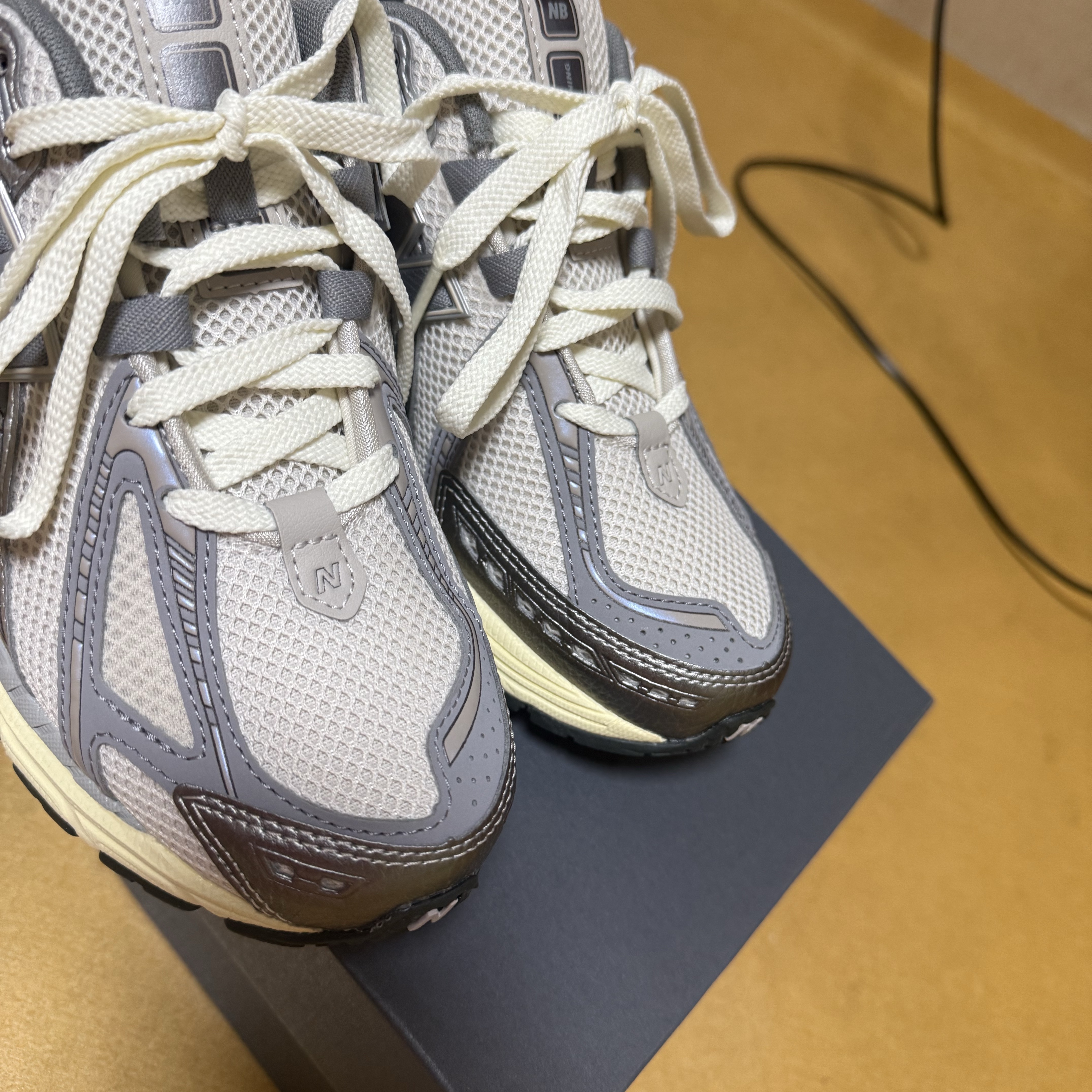 New Balance 1906R Grey Silver 착용 스타일 - 2