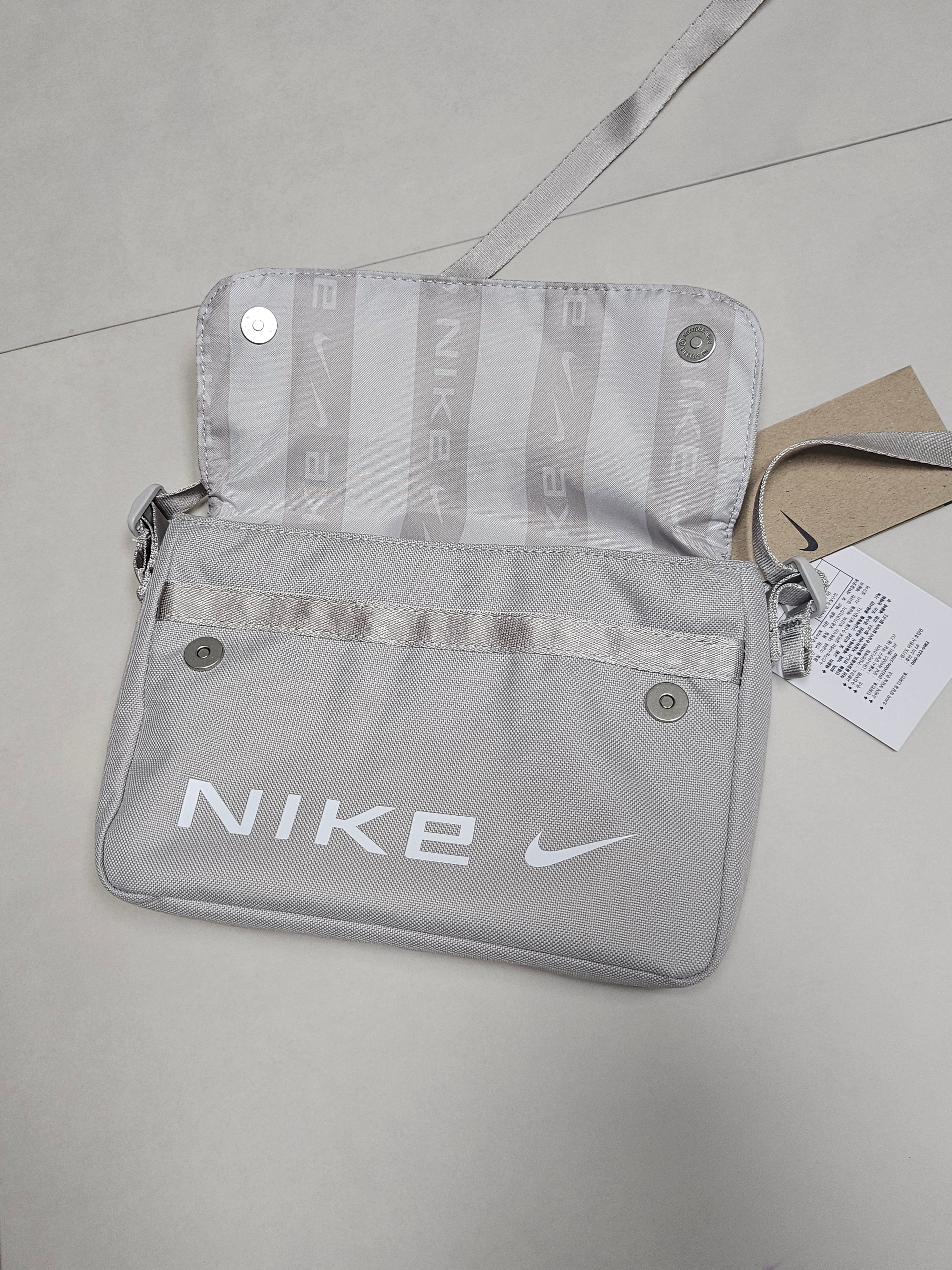 Nike Futura Crossbody Bag 1L Light Iron Or 착용 스타일 - 2