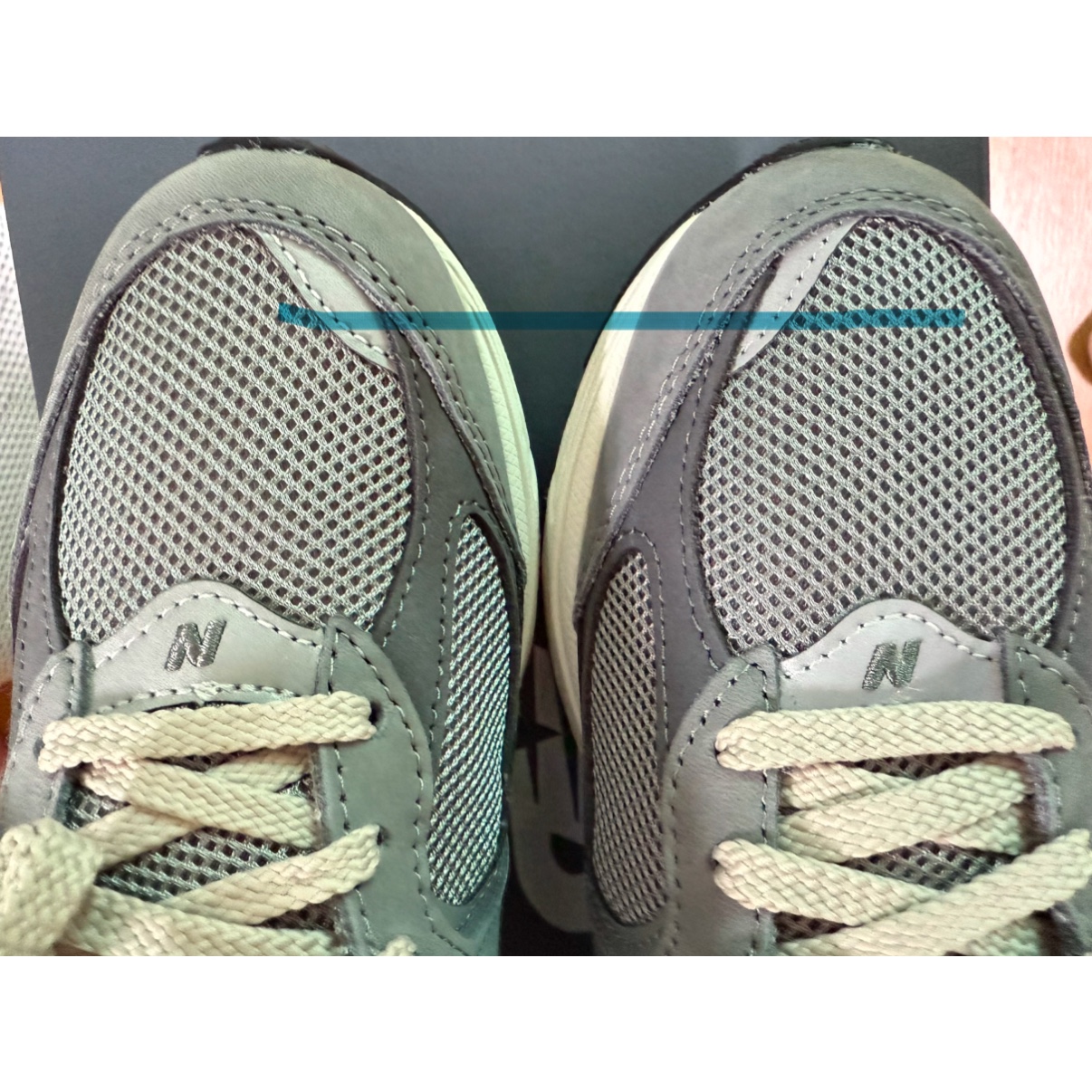 New Balance 2002R Premium Vintage Grey 착용 스타일 - 6
