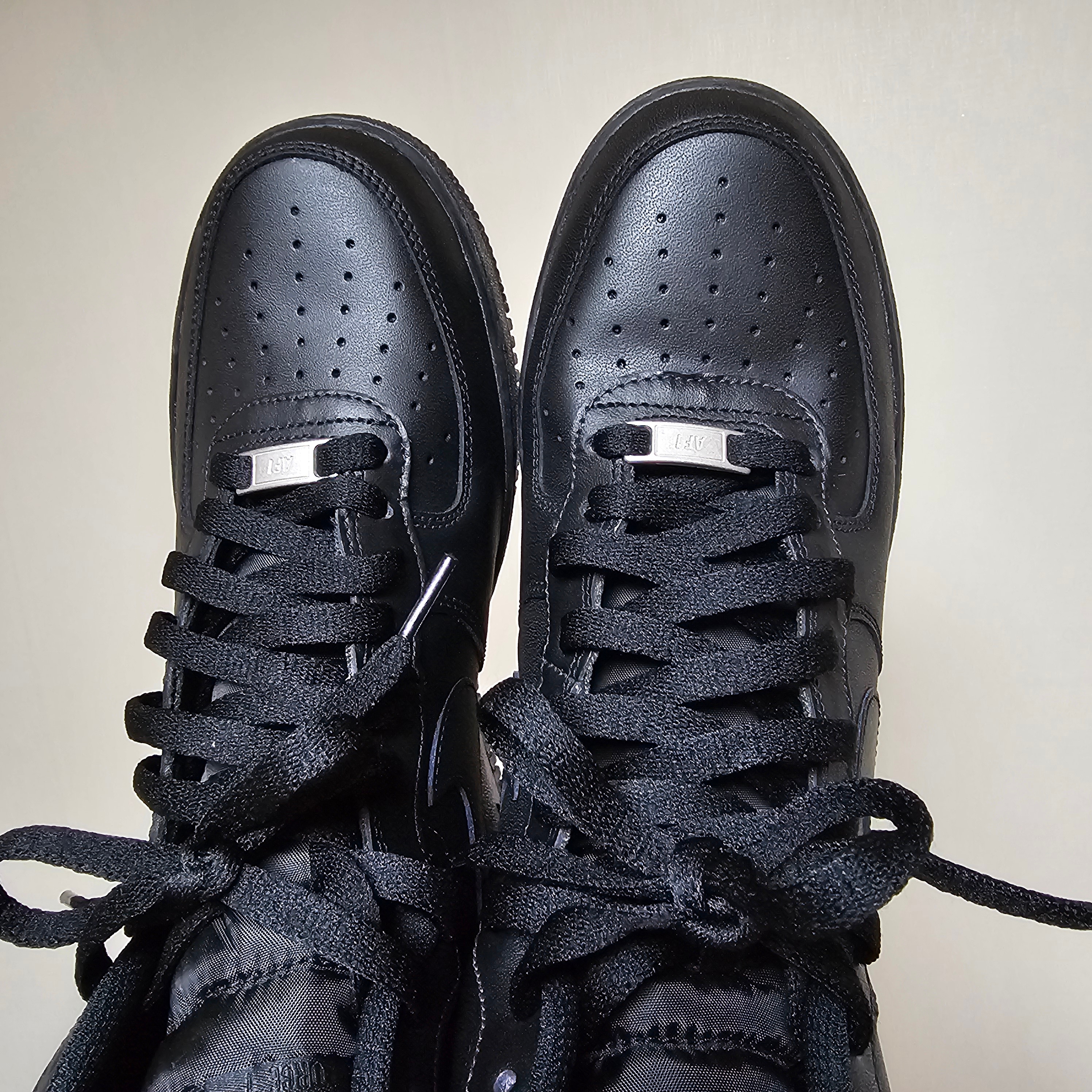 Nike Air Force 1 High '07 Triple Black 착용 스타일 - 3
