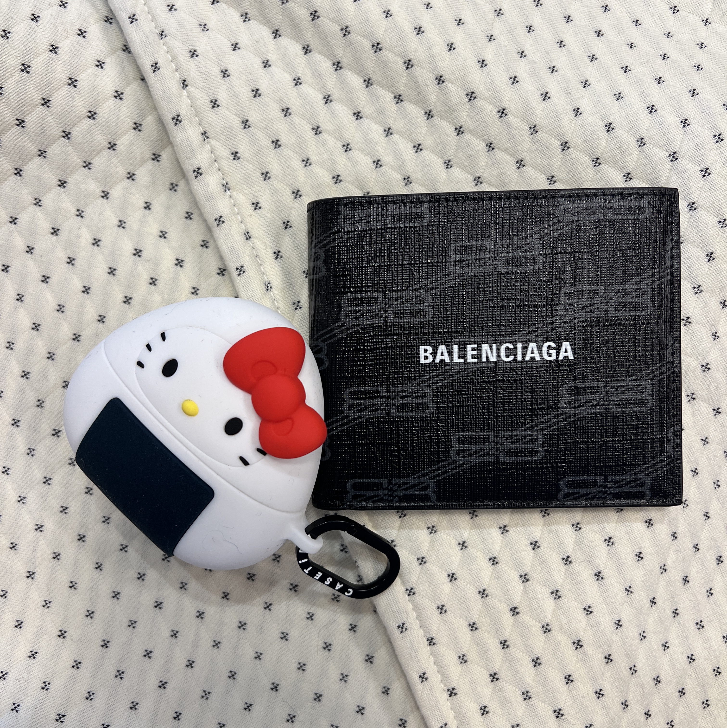 Balenciaga Signature Square Folded Wallet BB Monogram Coated Canvas Black, Casetify x Hello Kitty Onigiri Collectible AirPods Pro 1st/2nd Gen Case 착용 스타일