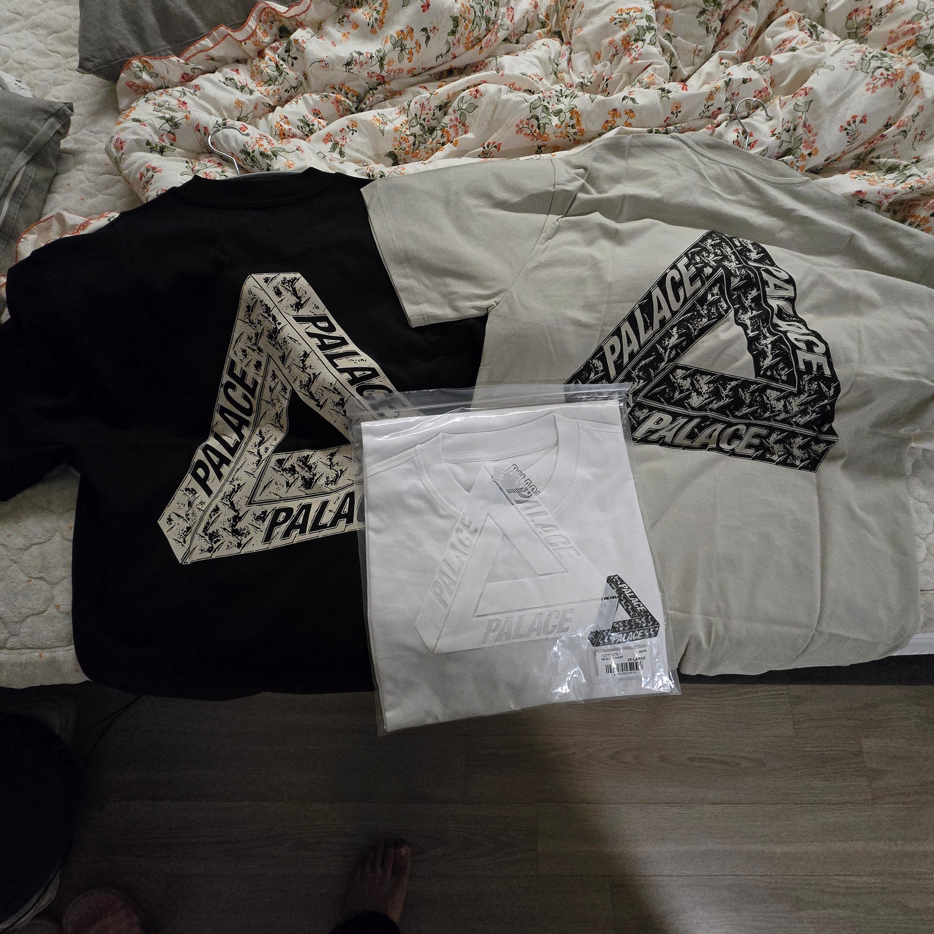 Palace Tri Slip T-Shirt Stoney Grey - 24FW, Palace Tri Slip T-Shirt Black - 24FW 착용 스타일