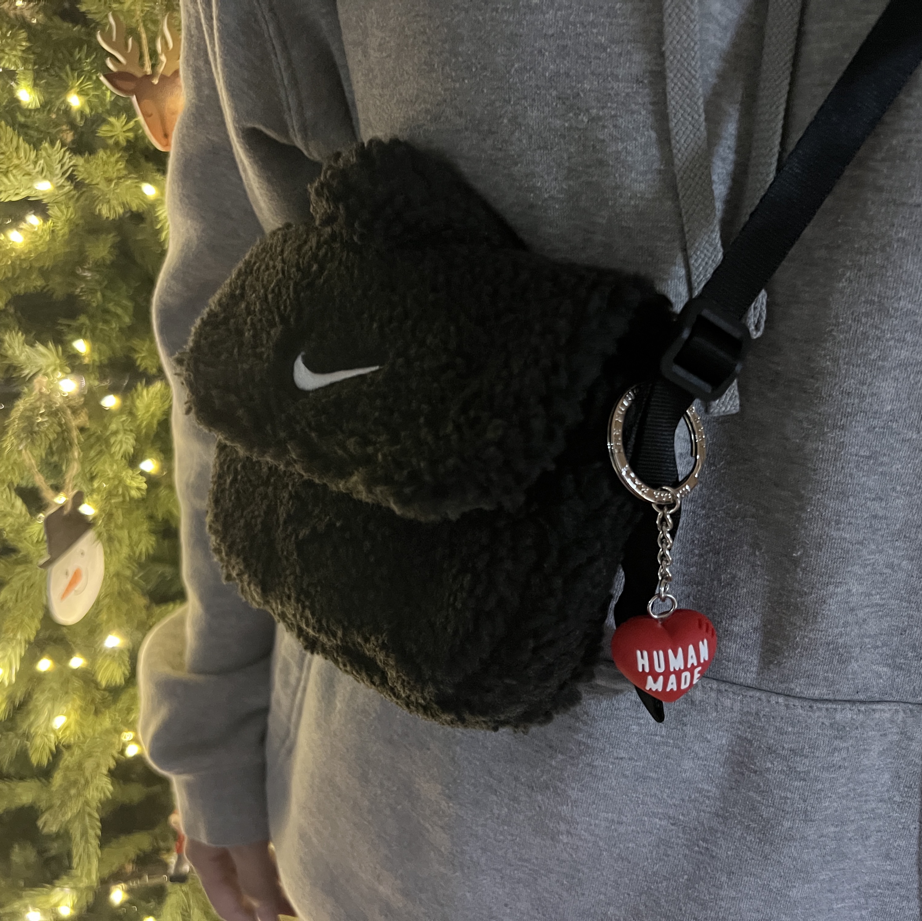 (Kids) Nike NSW Faux Fur Crossbody Bag Black, Human Made Heart Rubber Key Chain Red 착용 스타일 - 1