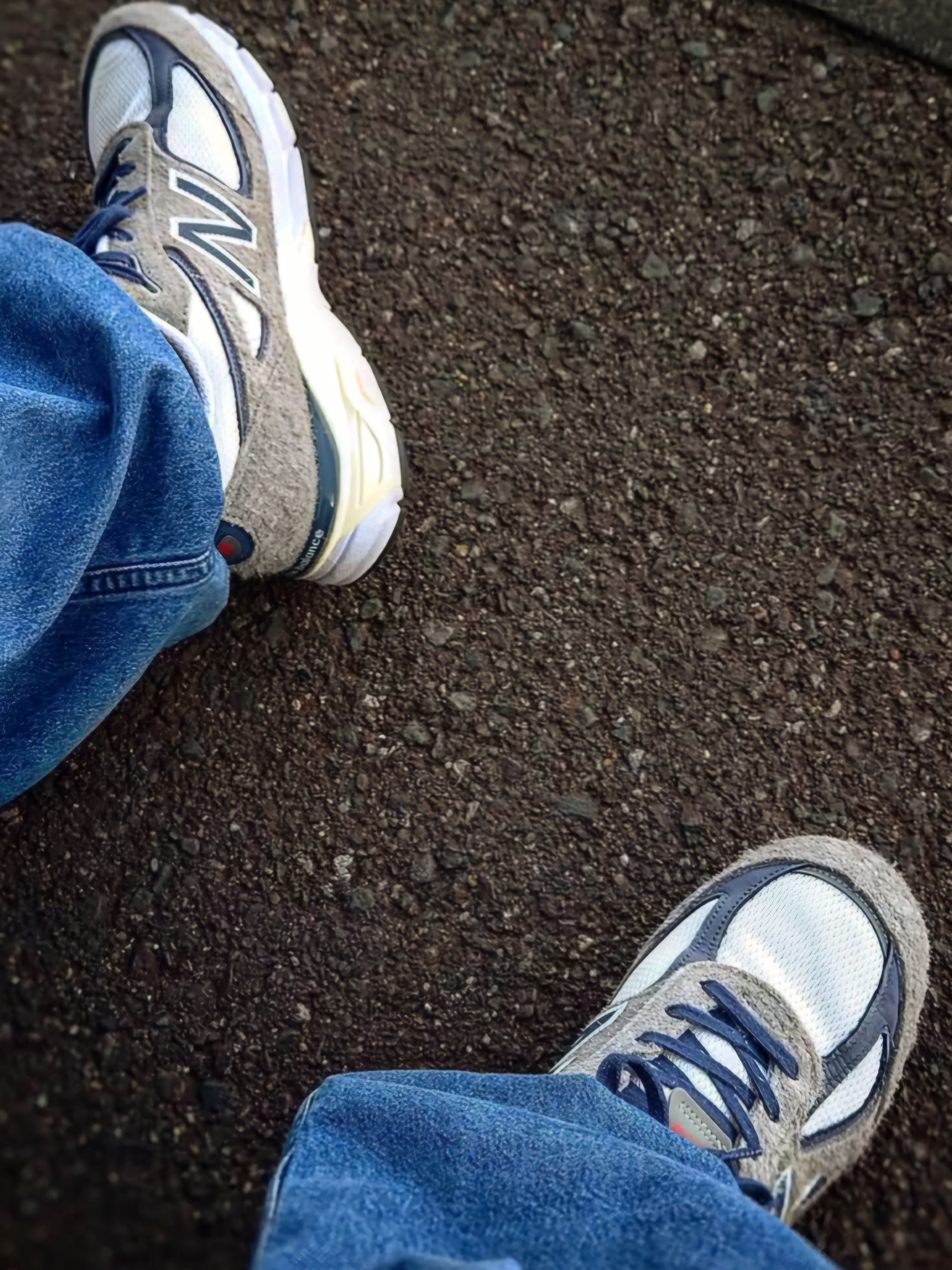 New Balance 990v4 Made in USA Gray Suede 착용 스타일