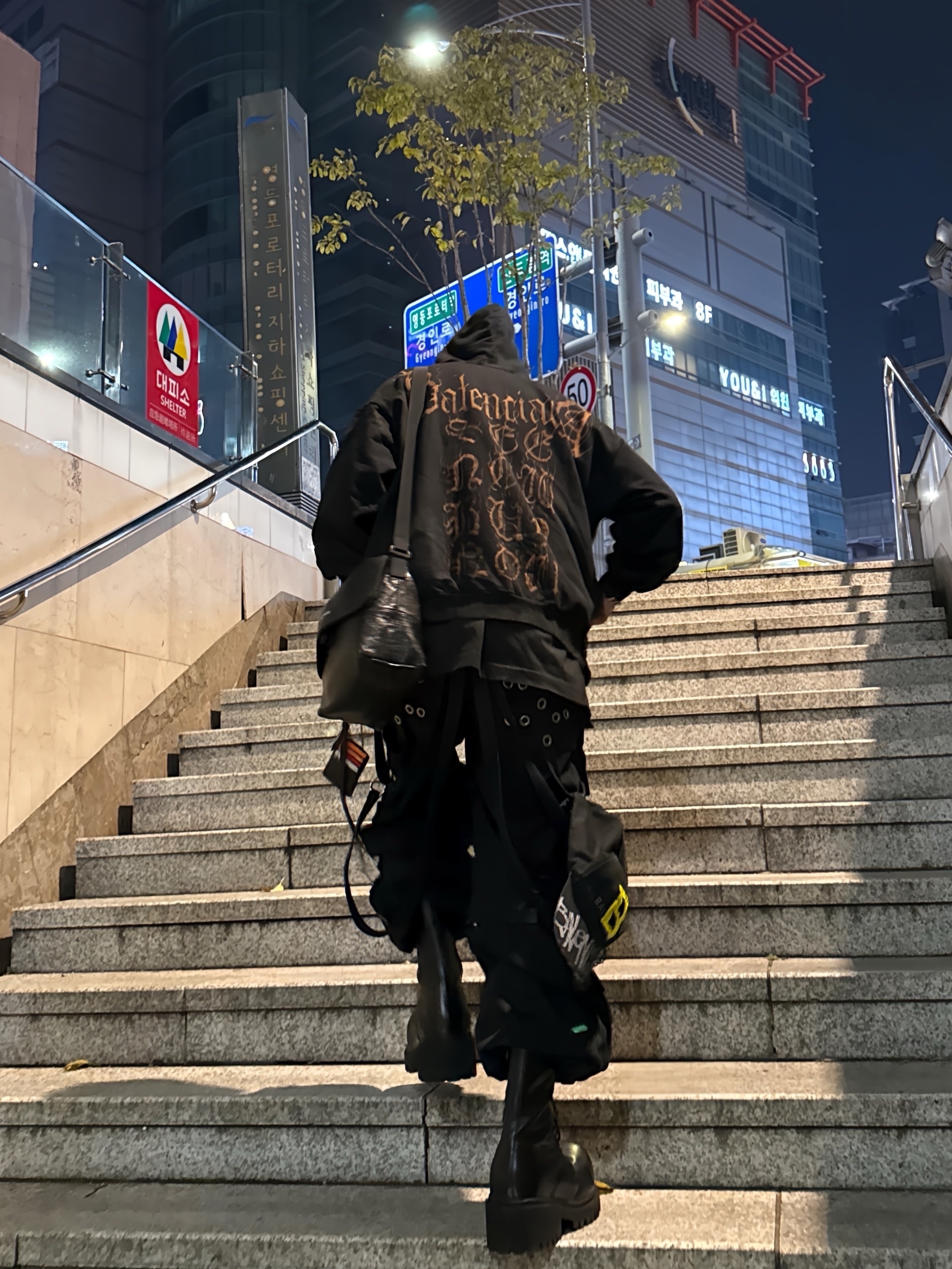 Balenciaga Heavy Metal Outerwear Zip-Up Hoodie Oversized Black Faded, Balenciaga Stomper Bootie Black 착용 스타일 - 3