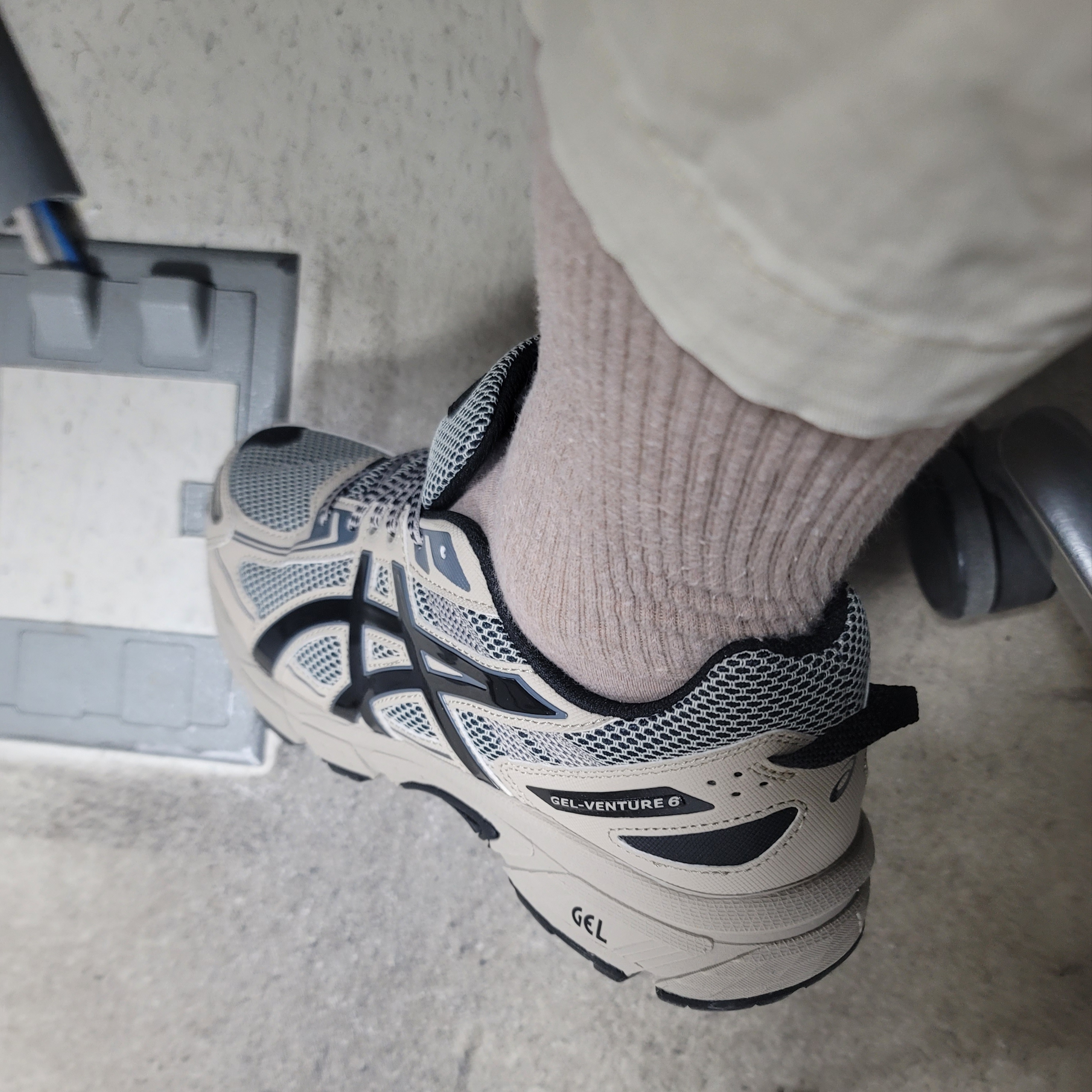Asics Gel-Venture 6 Feather Grey Black 착용 스타일