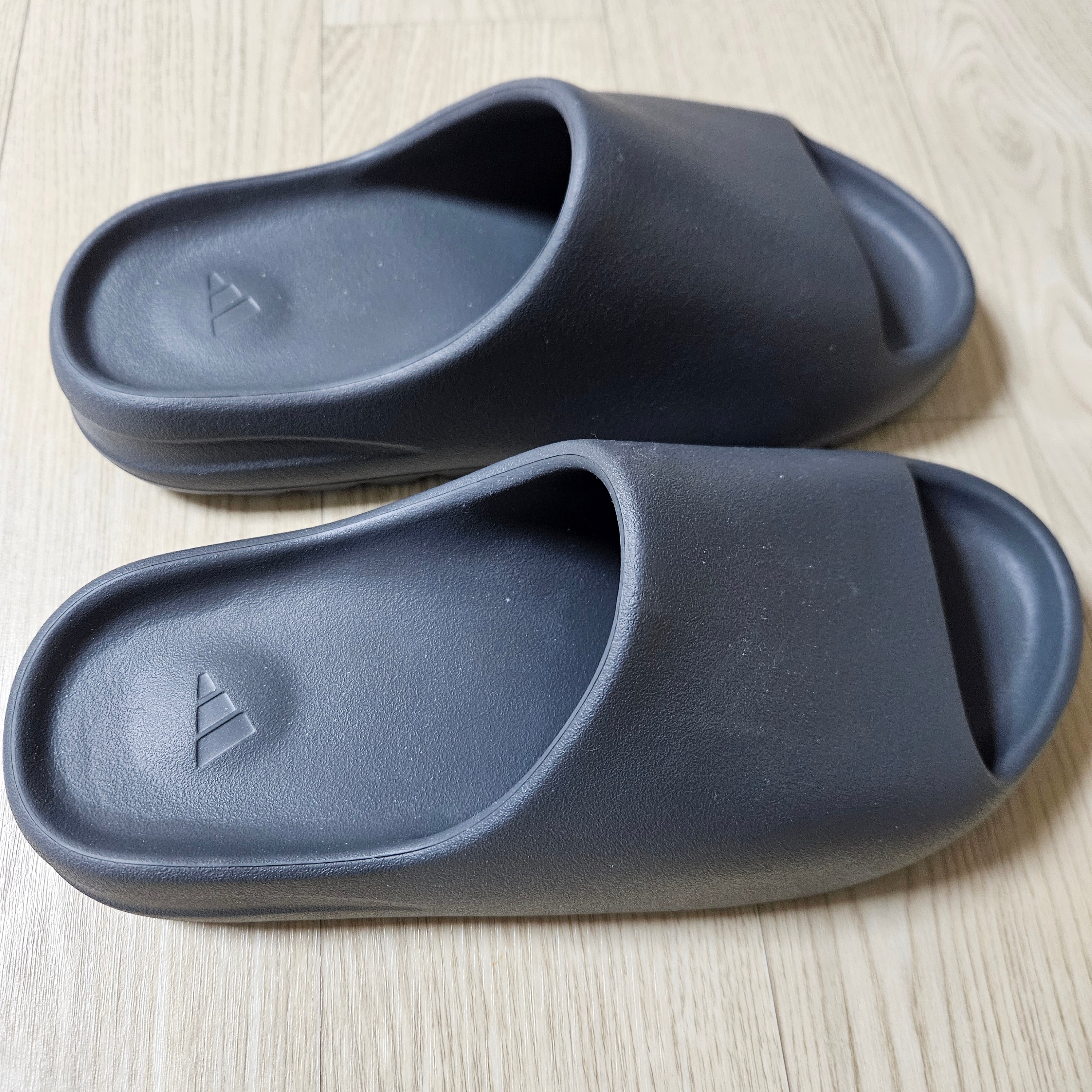 Adidas Yeezy Slide Slate Grey 착용 스타일