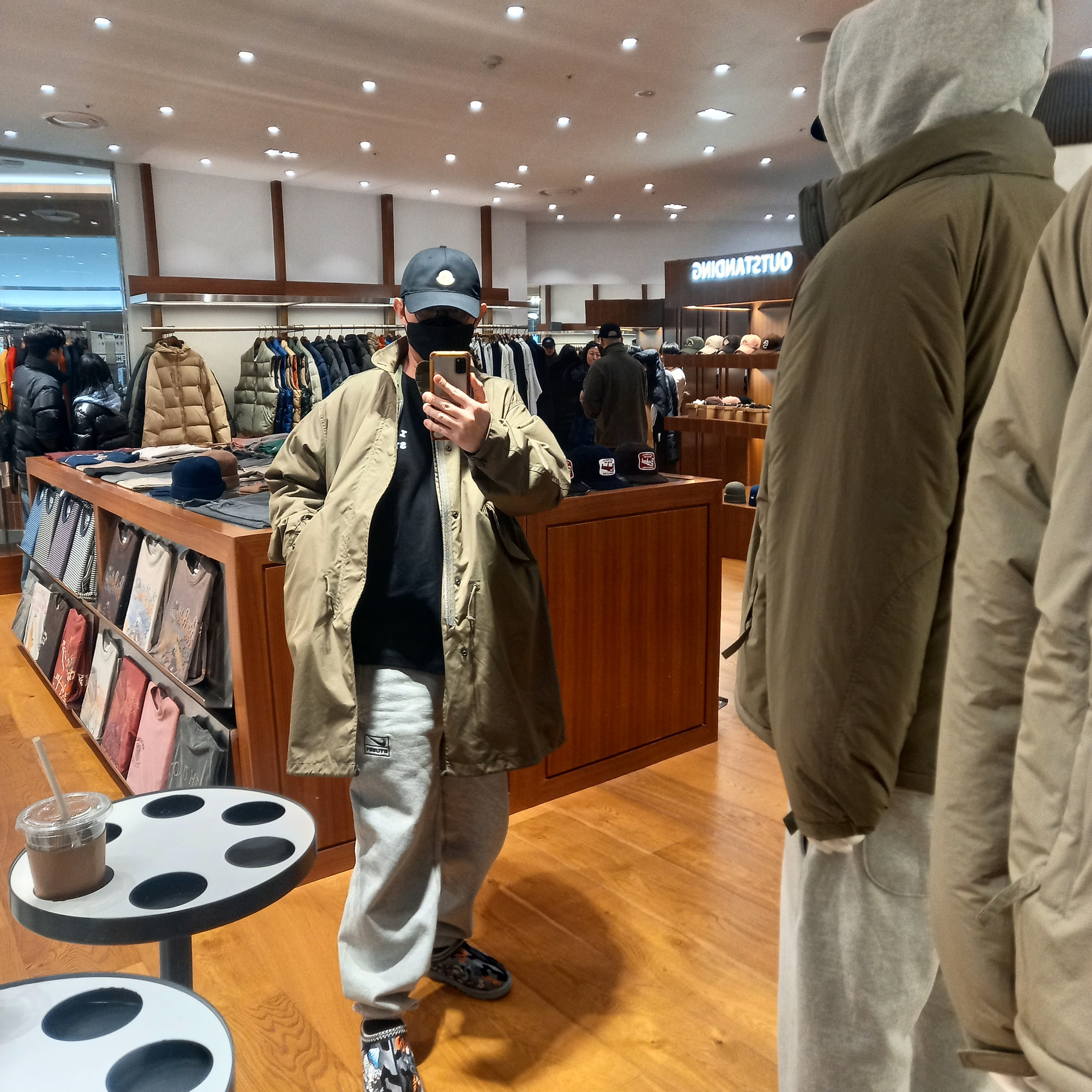 Nike x Stussy NRG Fleece Pants Dark Grey Heather (DO9340-063), UGG x Palace Tasman Slipper Black Camo 착용 스타일 - 3